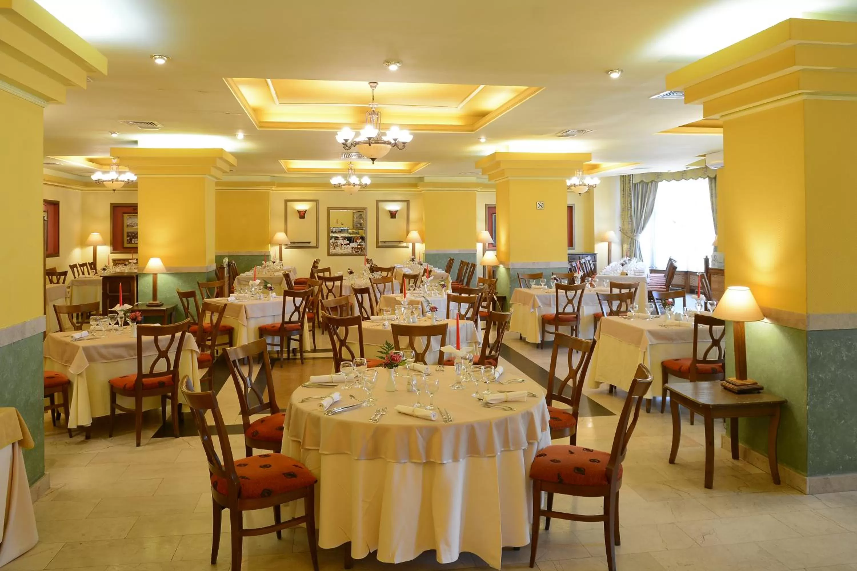 Restaurant/places to eat in Hotel Central