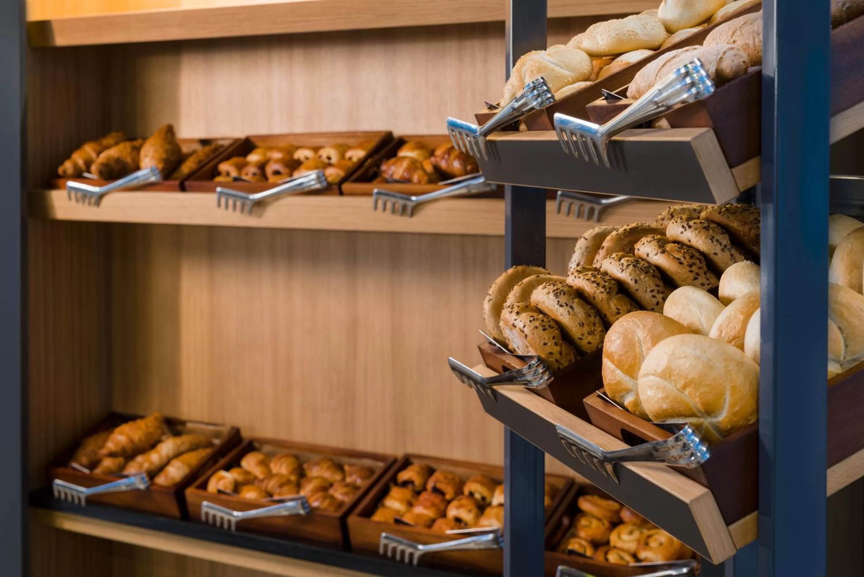 Restaurant/places to eat in D8 Hotel