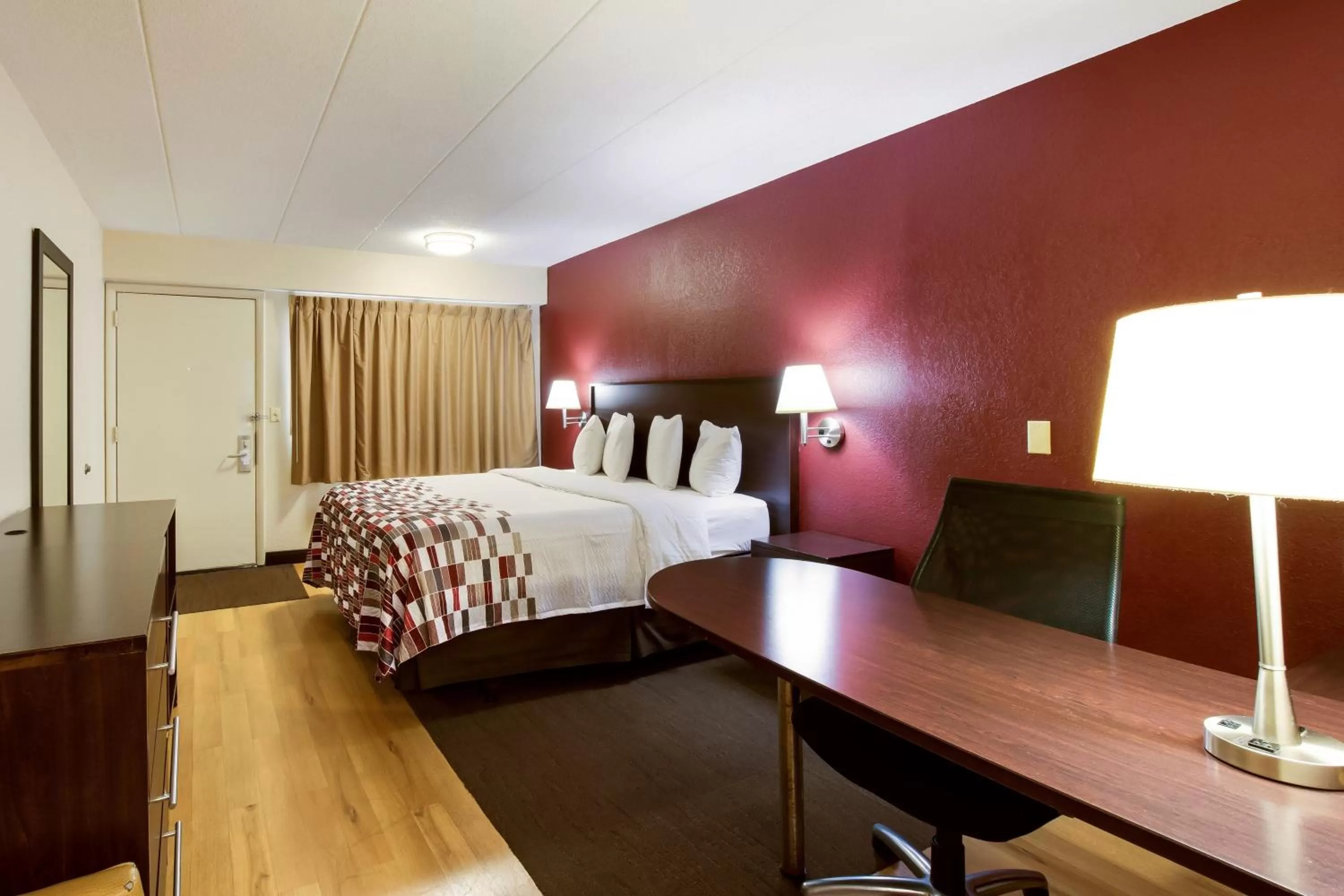 Photo of the whole room, Bed in Red Roof Inn Kalamazoo East – Expo Center