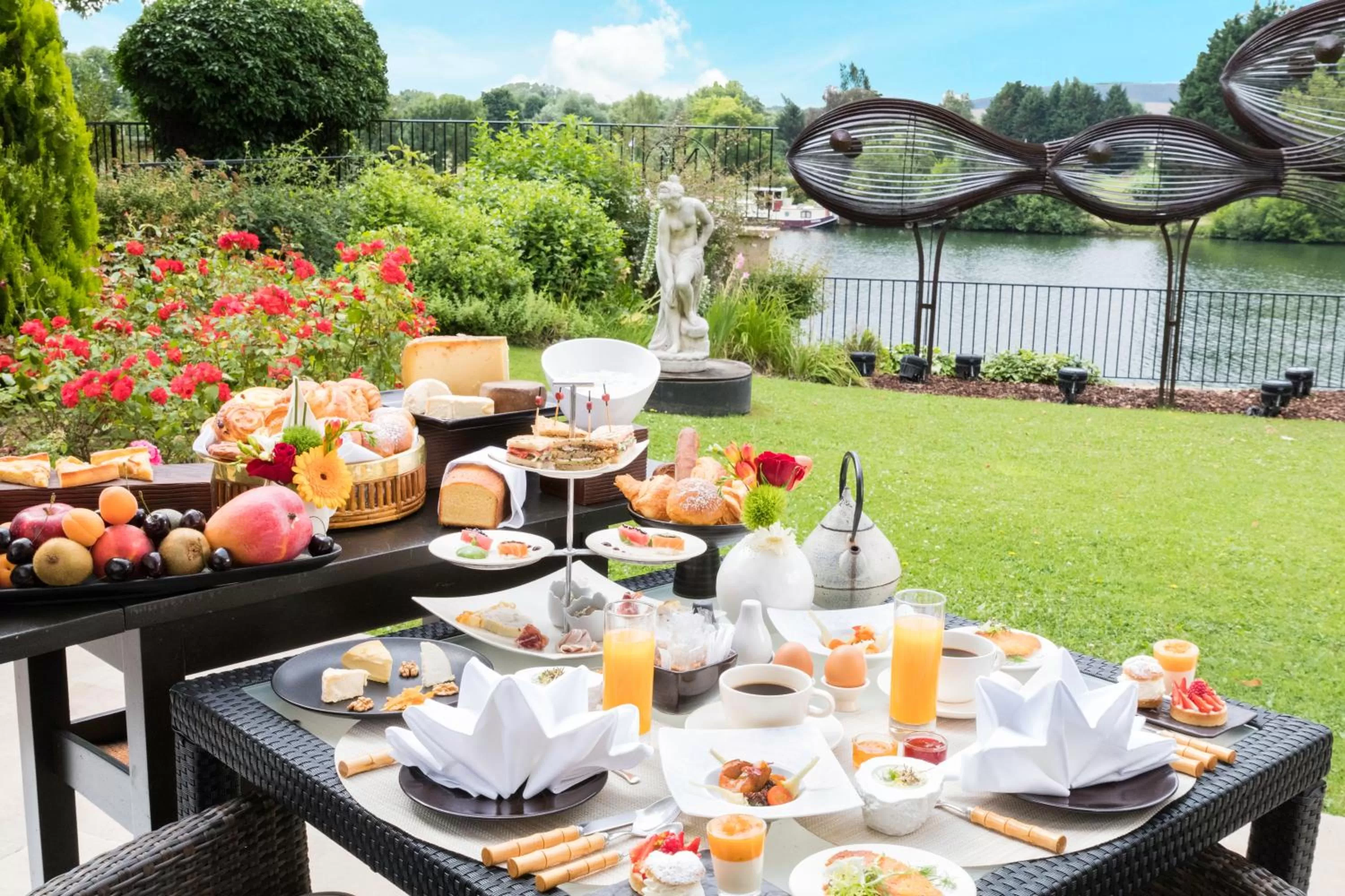 Breakfast in La Côte Saint Jacques