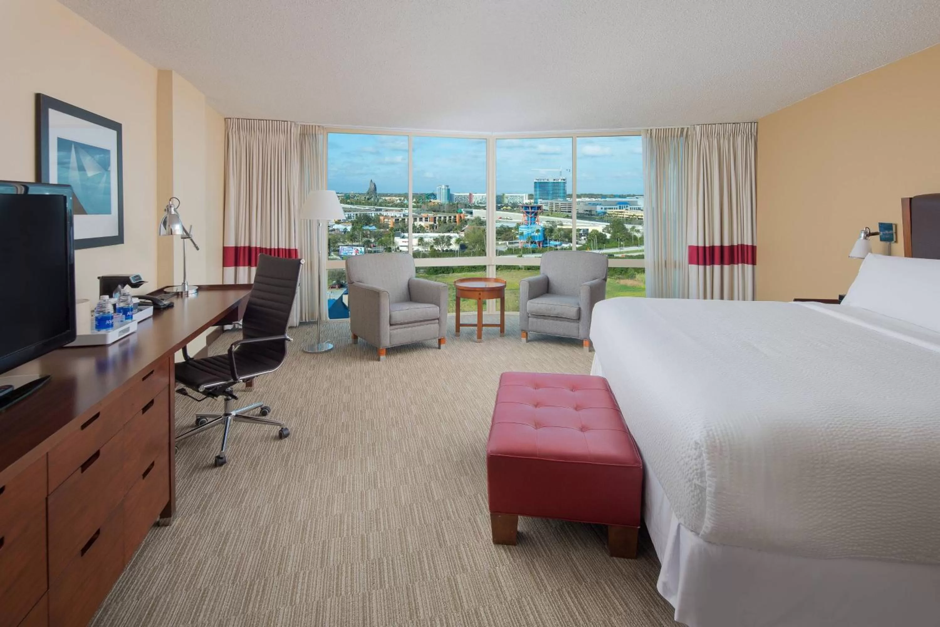 Photo of the whole room, Bed in Four Points by Sheraton Orlando International Drive