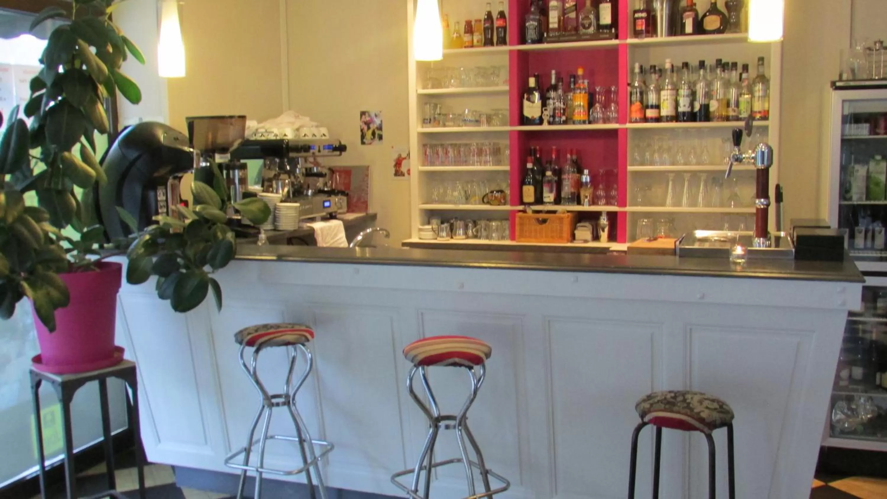 Lounge or bar in Logis Hôtel Au Croissant