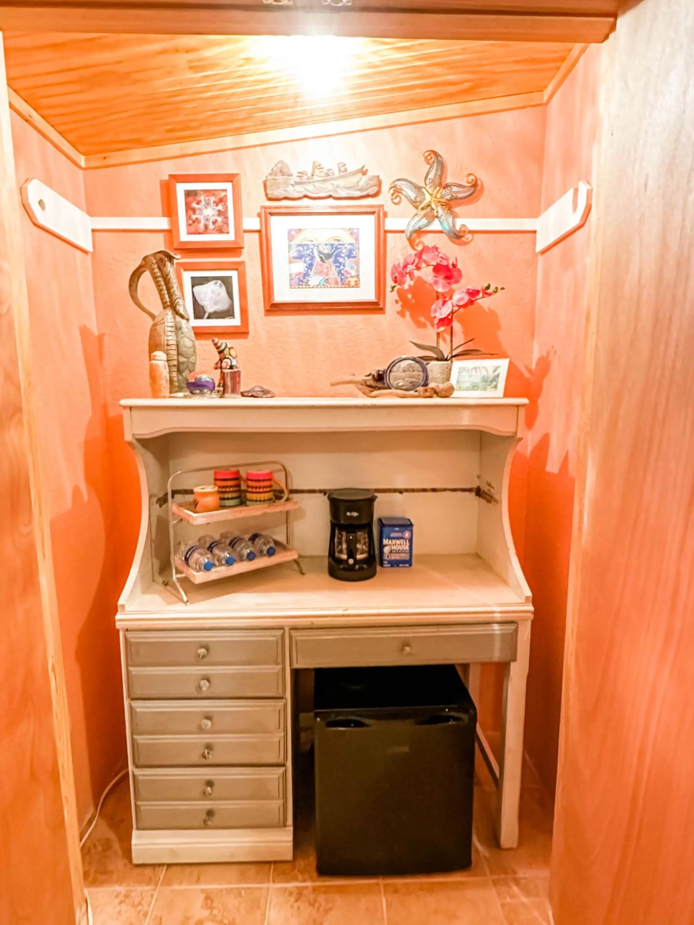 Coffee/tea facilities in Inn at the Art Center