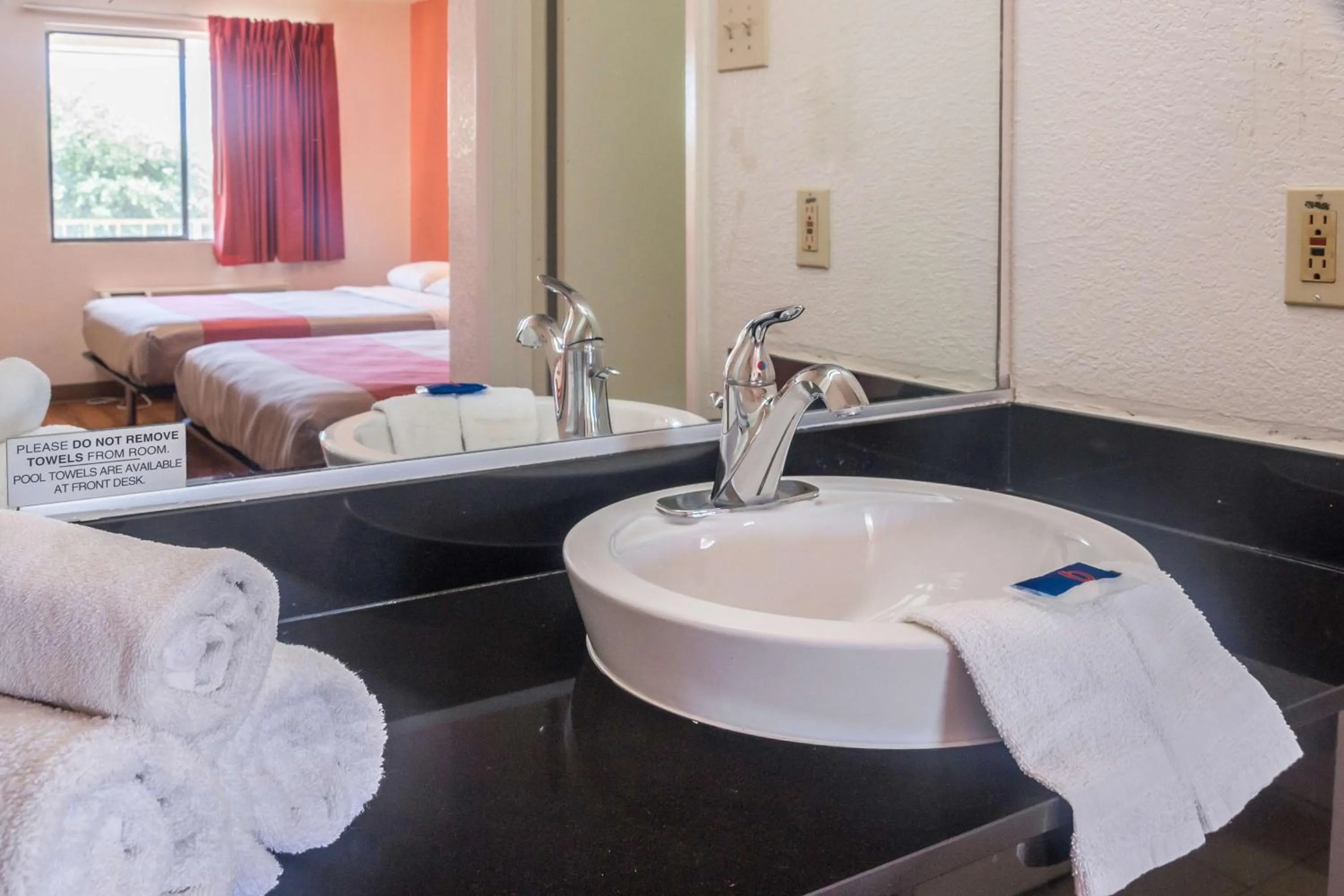 Bathroom, Bed in Motel 6-Mesquite, TX - Rodeo - Convention Ctr