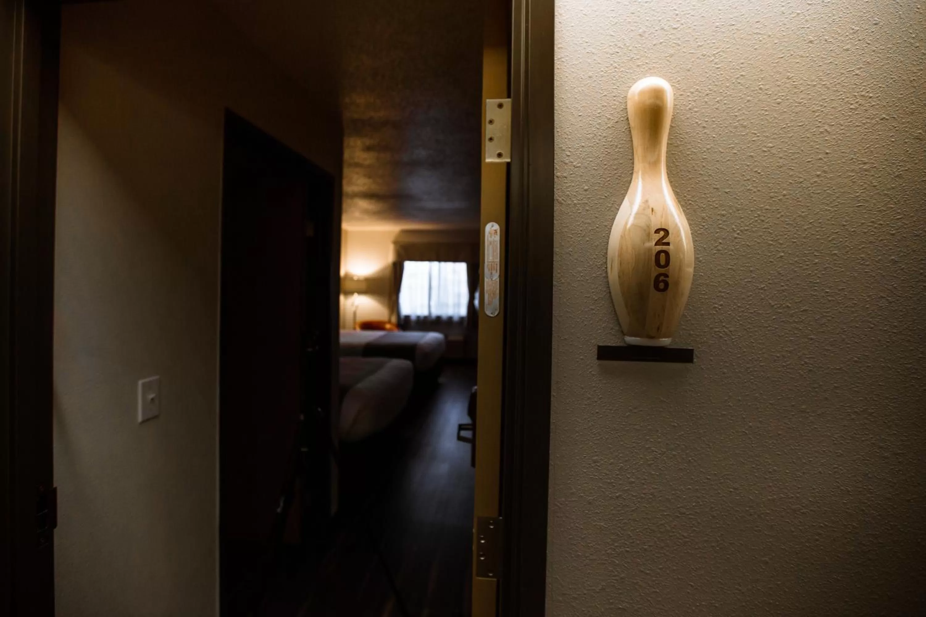 Property building, Bed in Ten Pin Inn & Suites