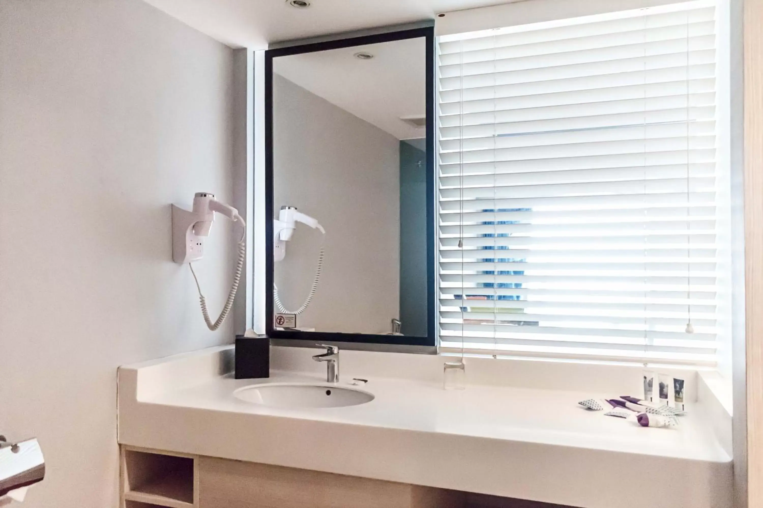 Grand Deluxe Twin Room With Balcony and Single Sofa Bed in Mercure Convention Center Ancol Grand Deluxe Twin Room With Balcony and Single Sofa Bed in Mercure Convention Center Ancol