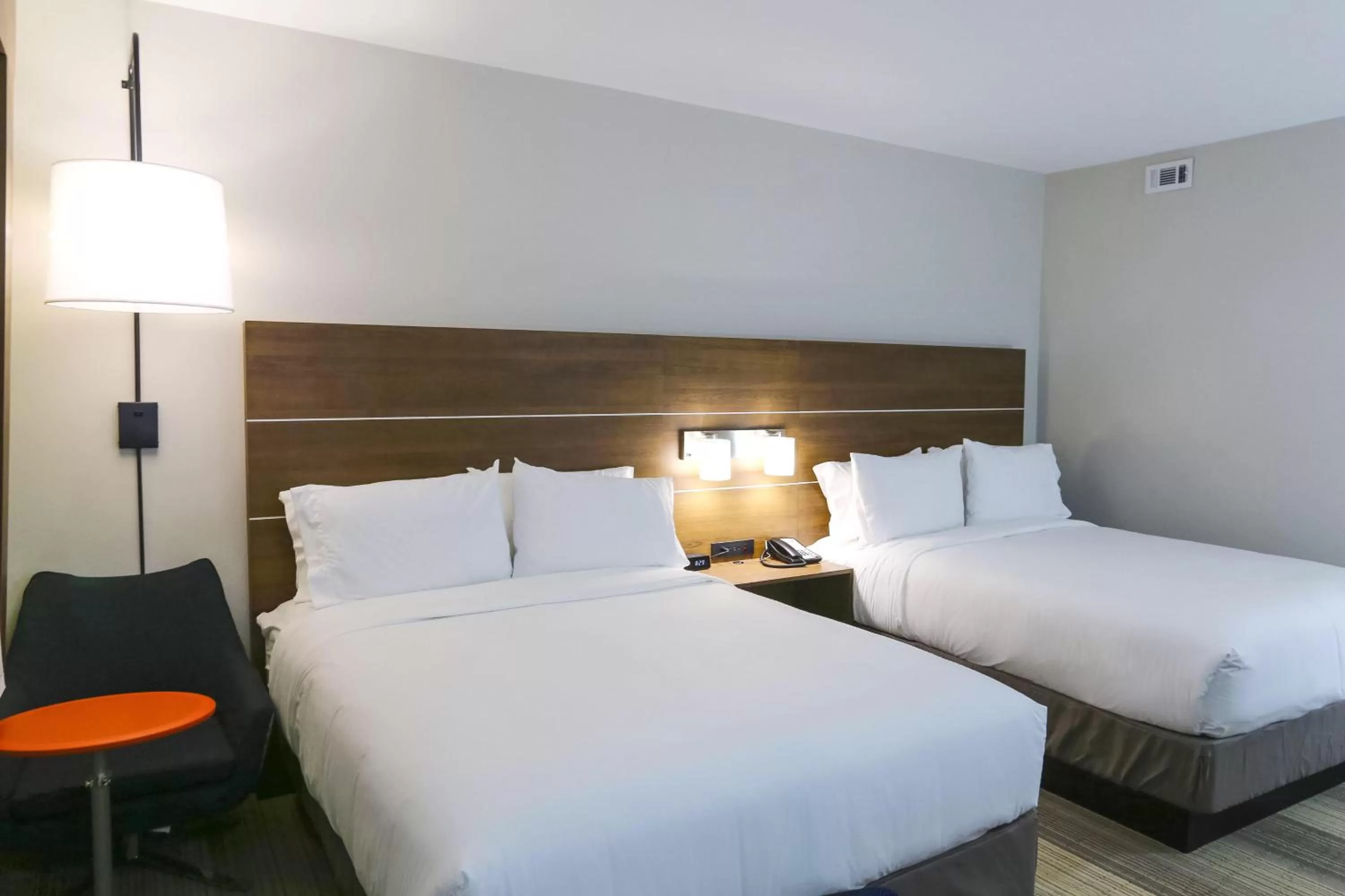 Photo of the whole room, Bed in Holiday Inn Express & Suites - Houston IAH - Beltway 8 by IHG