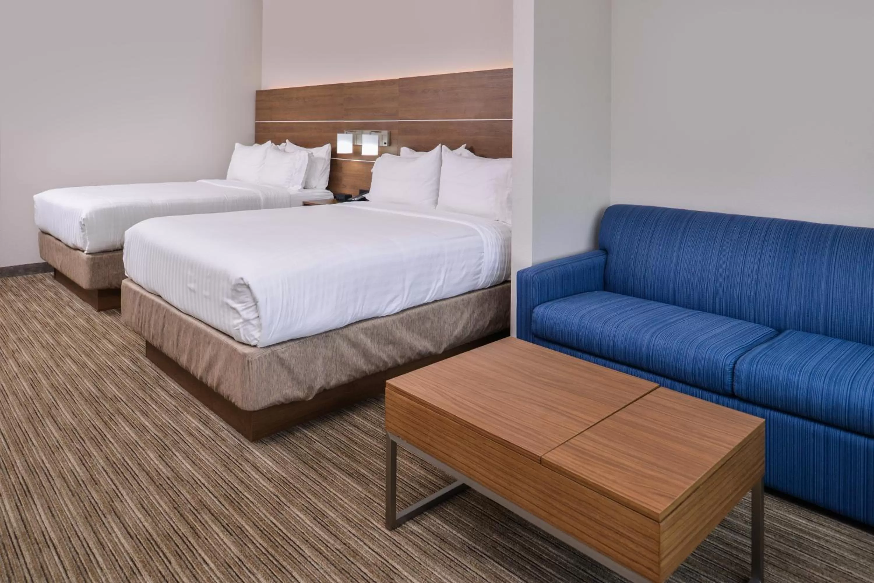 Photo of the whole room, Bed in Holiday Inn Express & Suites - Siloam Springs by IHG