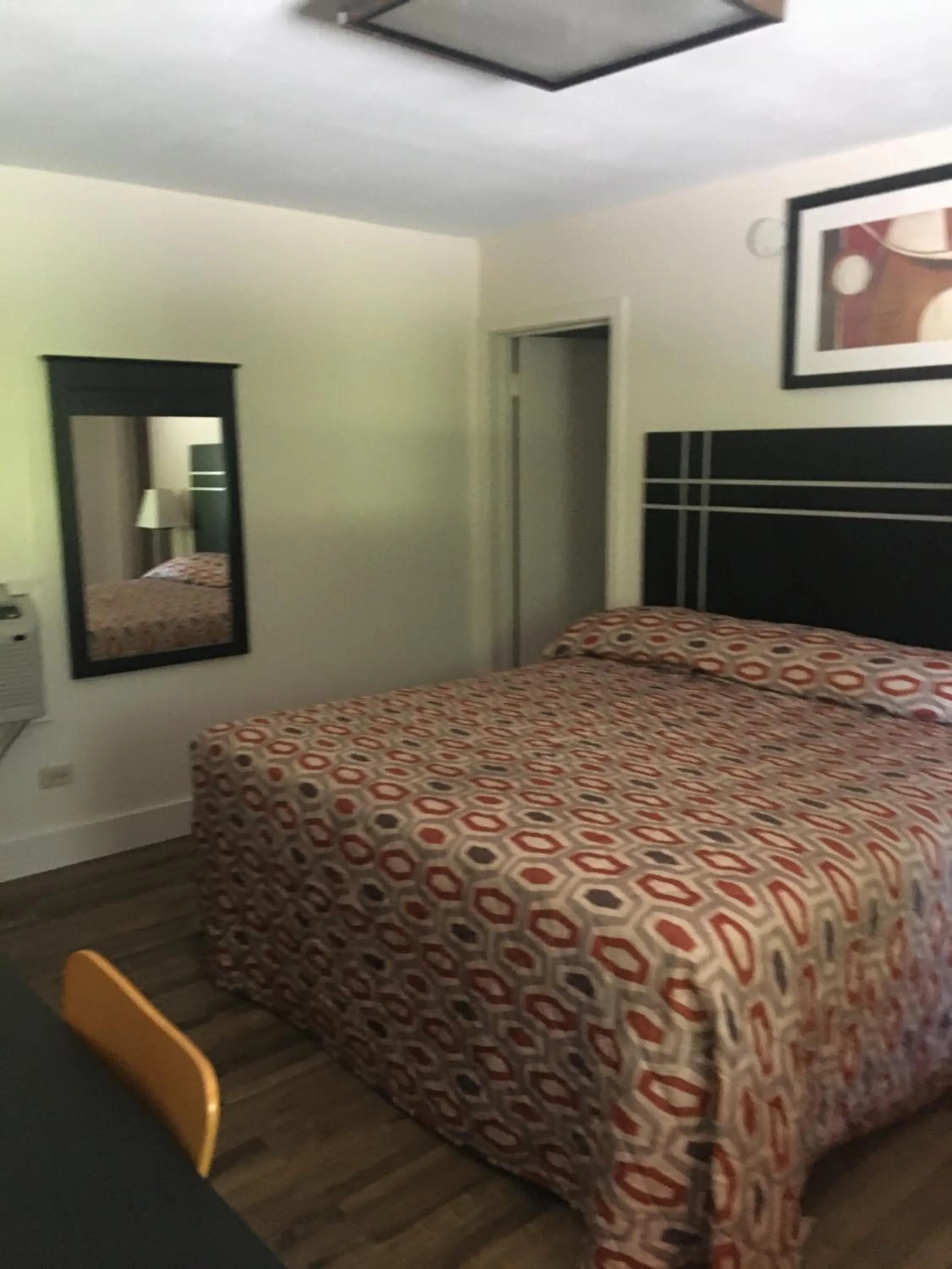 Bed in Woodlawn Hills Motel