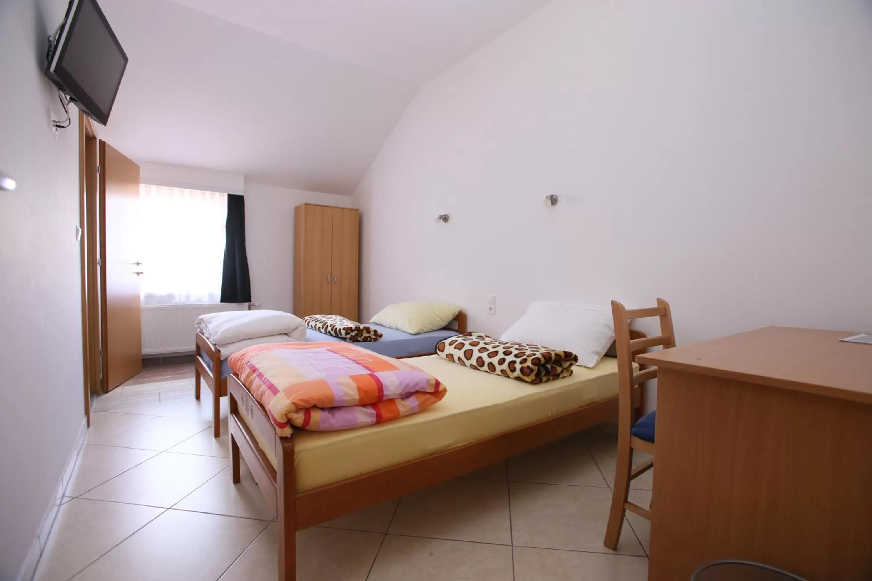 Photo of the whole room, Bed in Motel Maks