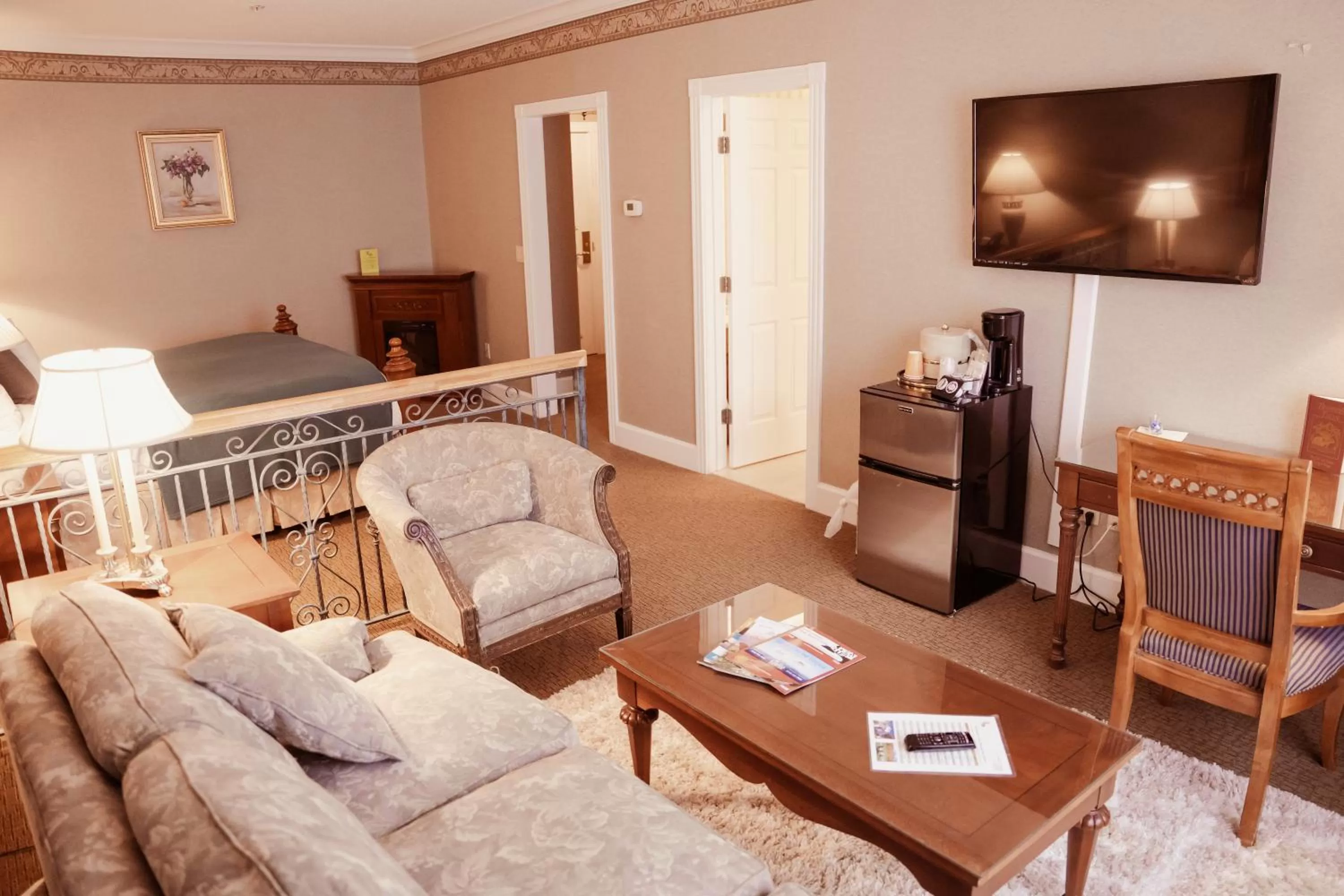 Communal lounge/ TV room, Seating Area in Phoenix Inn Resort