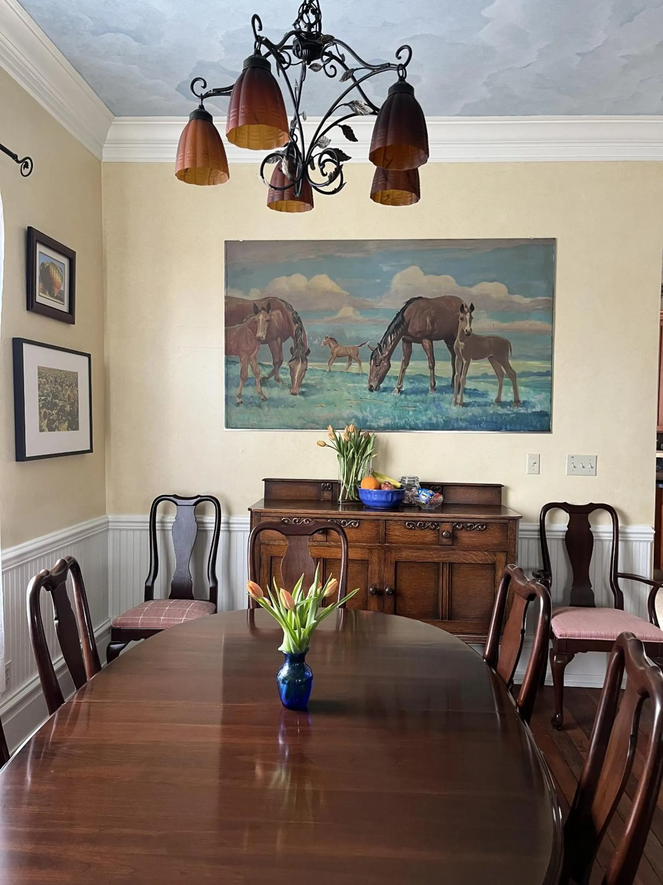 Dining area in Abbey House Inn
