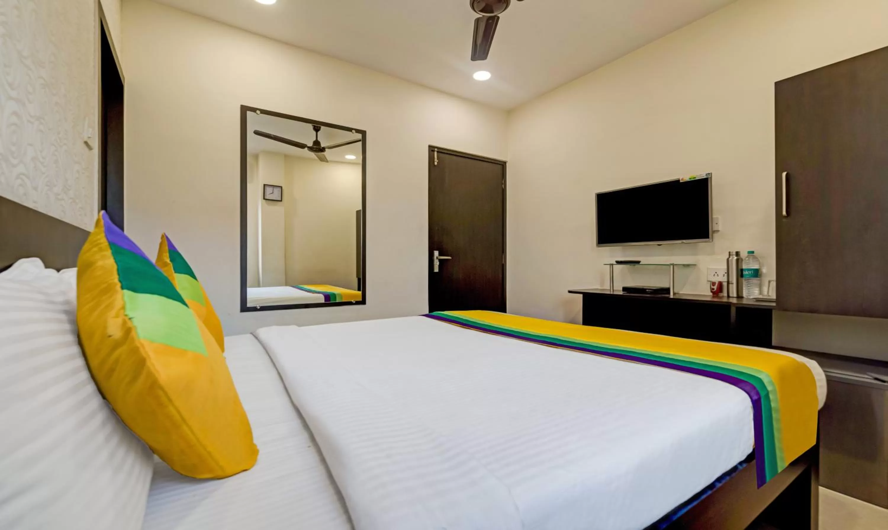 Bedroom, Bed in Itsy Hotels Neeranand Plaza, Bhawanipur