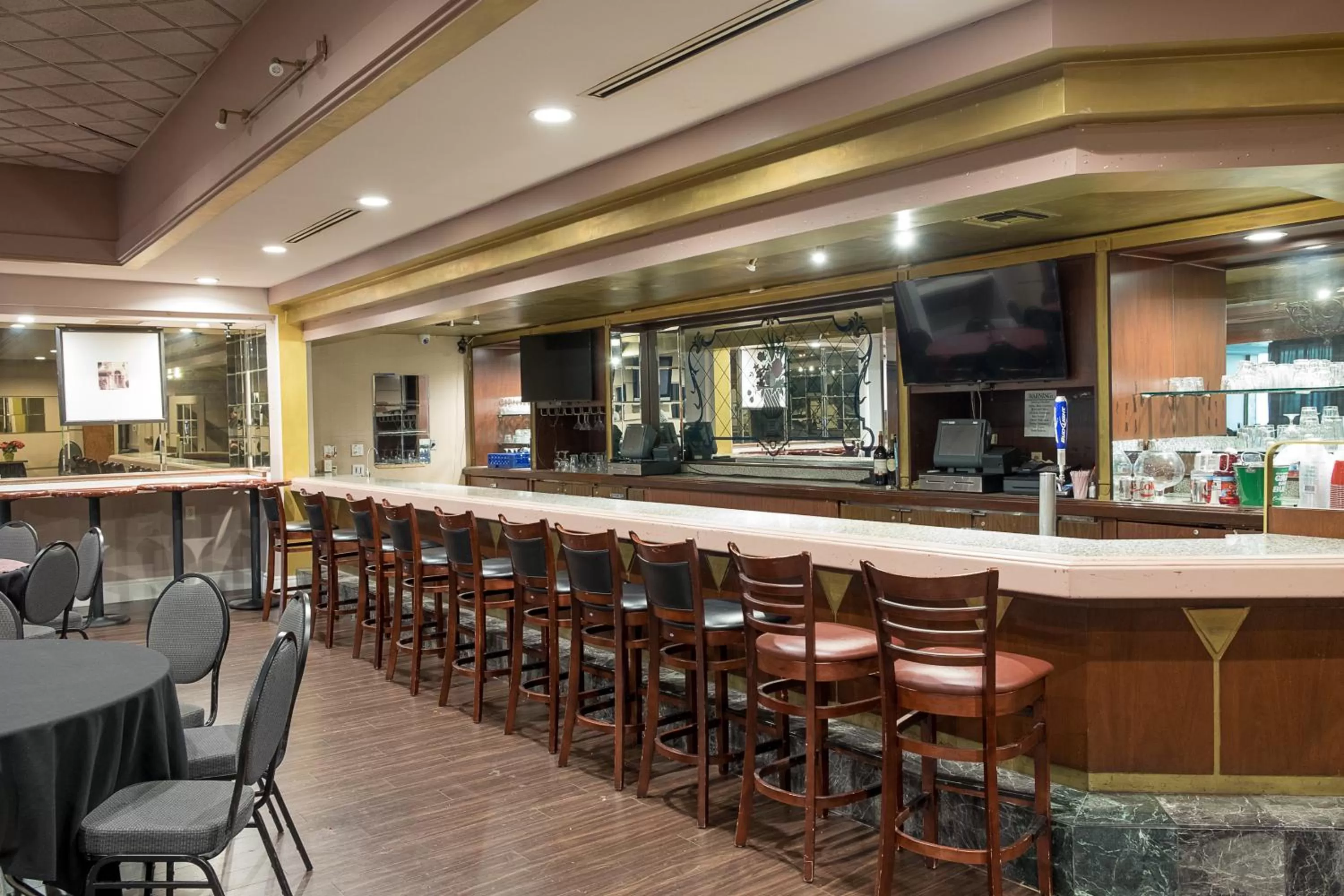 Food and drinks in Howard Johnson by Wyndham Fullerton/Anaheim Conference Cntr
