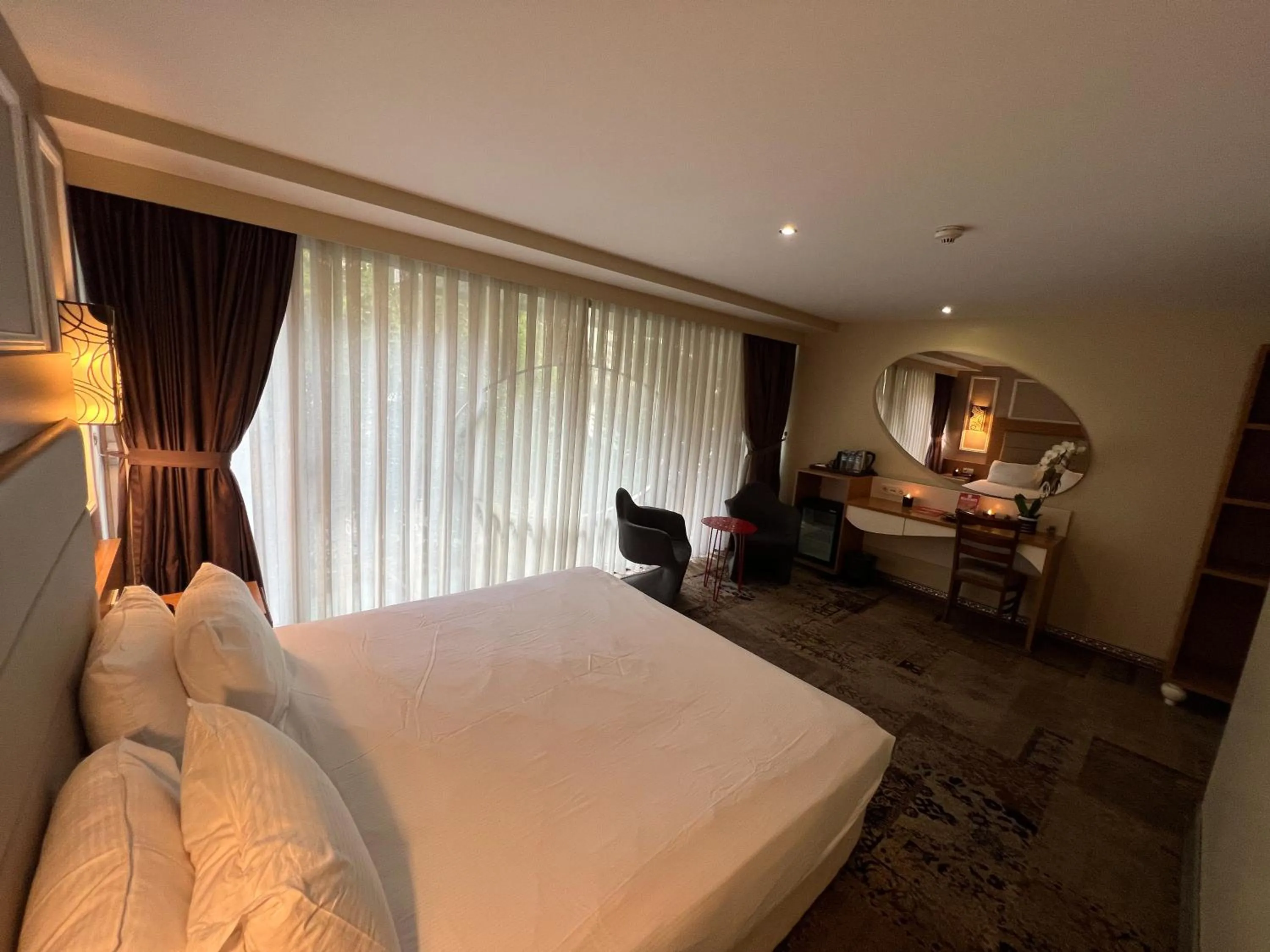 Bedroom, Bed in All Seasons Hotel