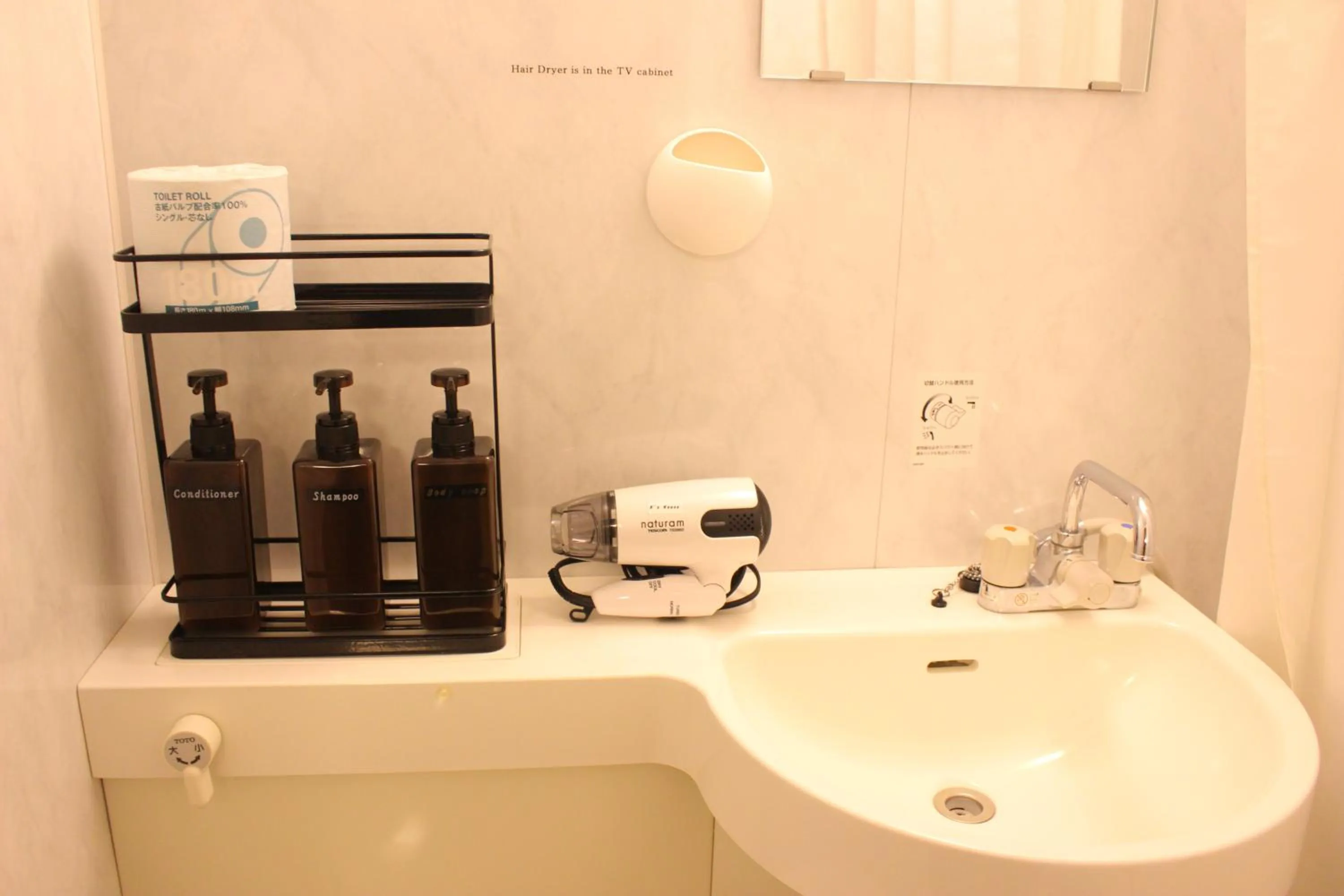 Photo of the whole room in K's House Tokyo Oasis - Quality Hostel in Asakusa