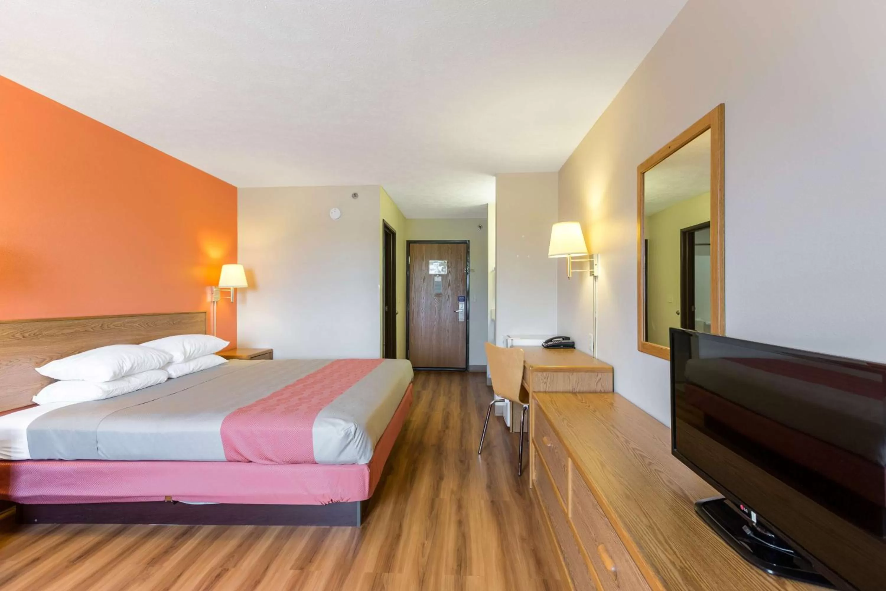 Photo of the whole room, Bed in Motel 6-Percival, IA