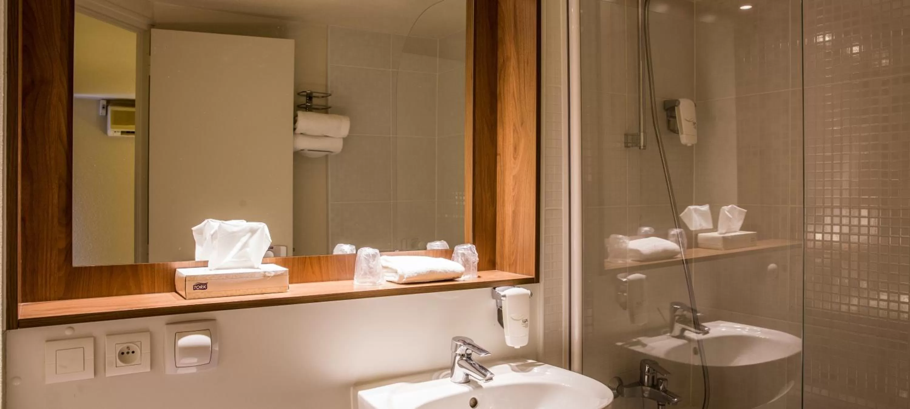 Bathroom in Kyriad Montargis Amilly