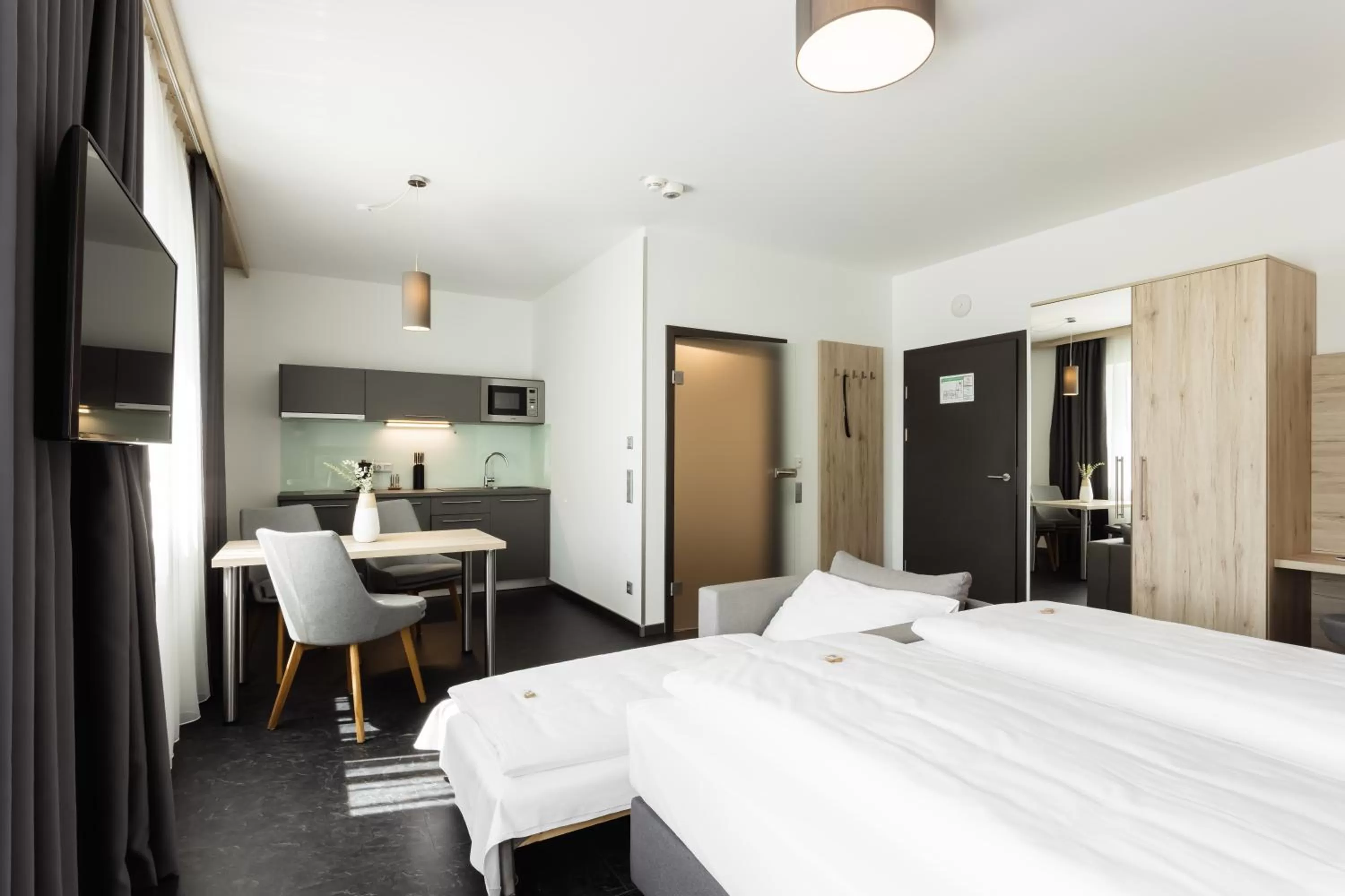 Staff, Bed in Hotel Smart Liv'in