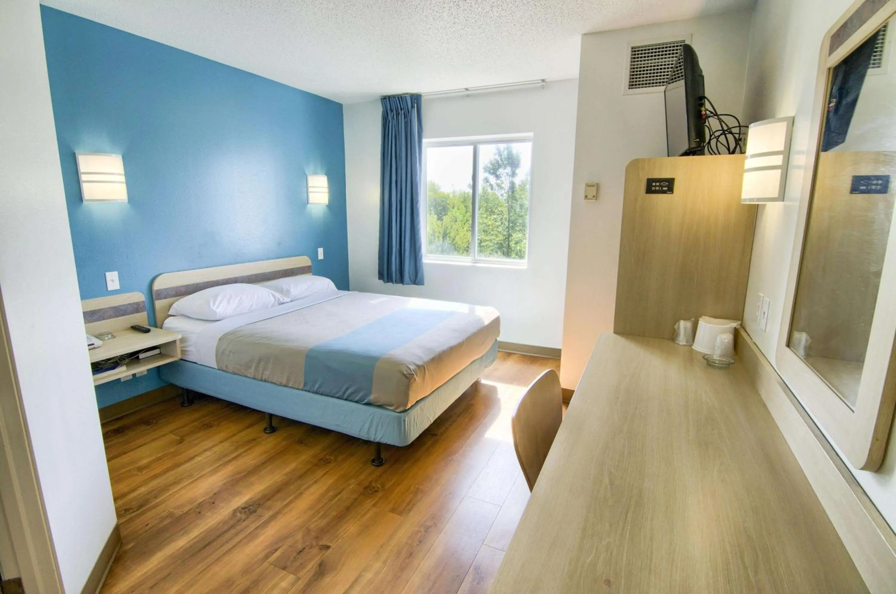 TV and multimedia, Bed in Motel 6-Portsmouth, NH