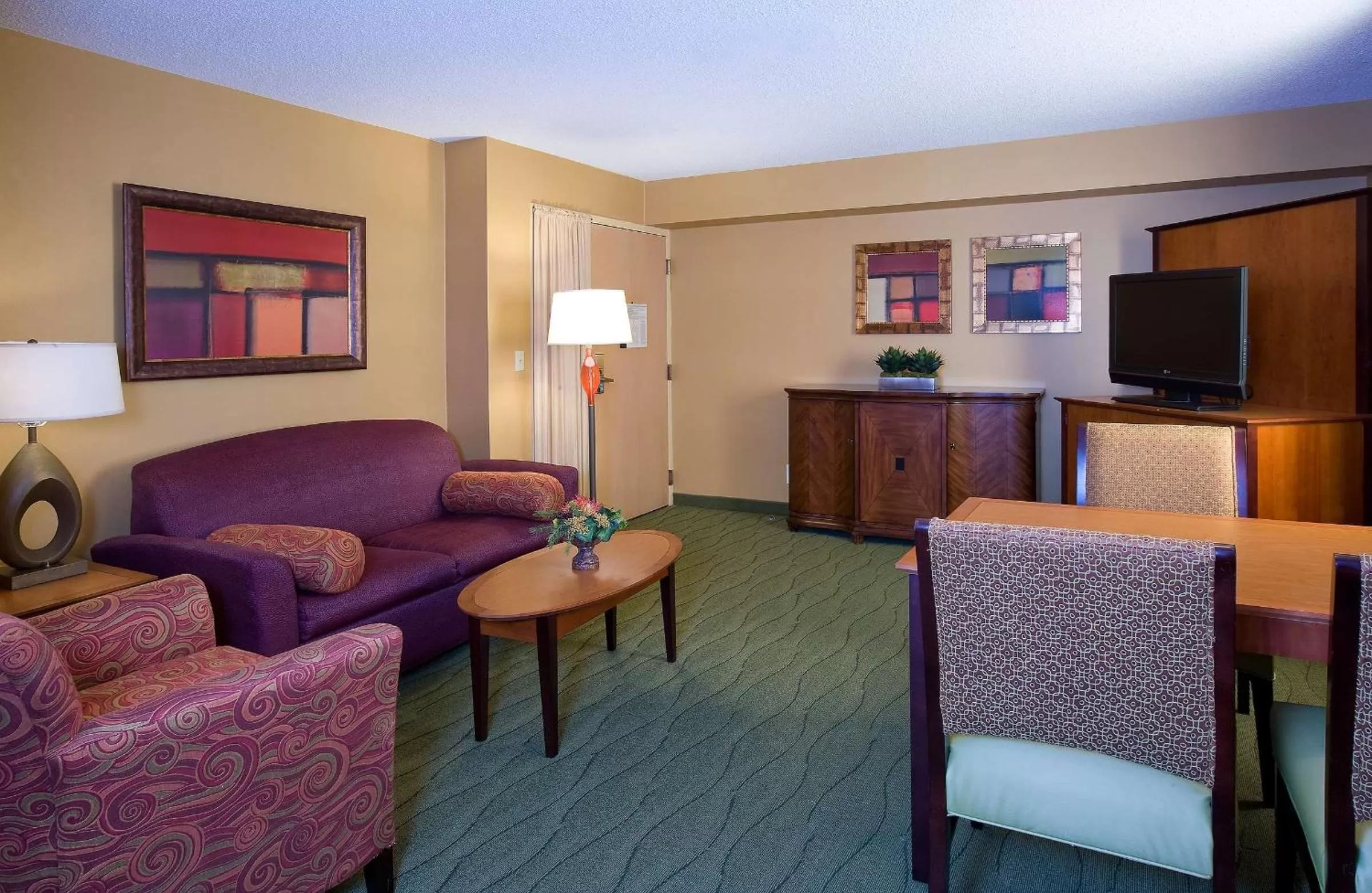 Bedroom in Embassy Suites by Hilton Kansas City International Airport