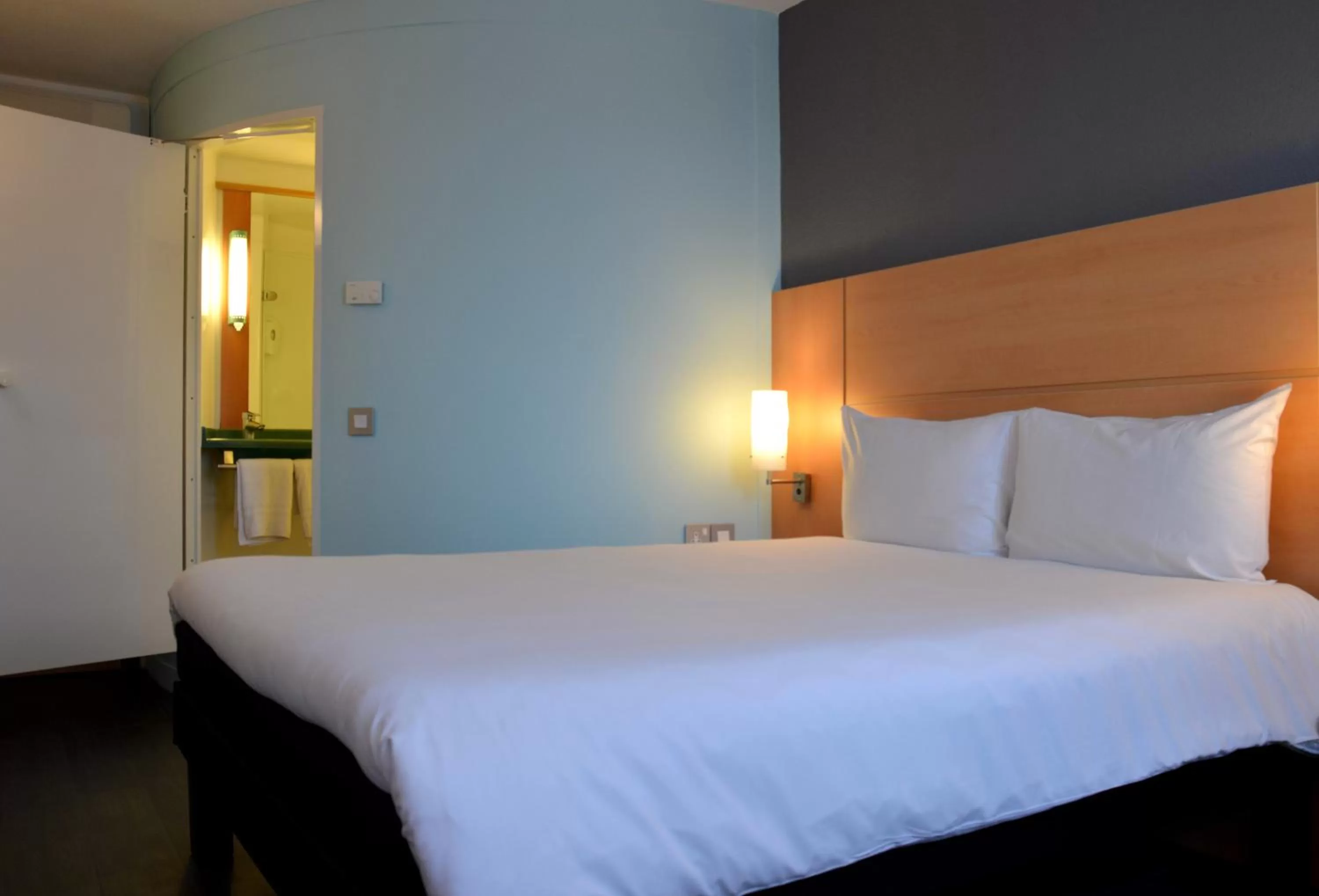 Photo of the whole room, Bed in ibis Reading Centre