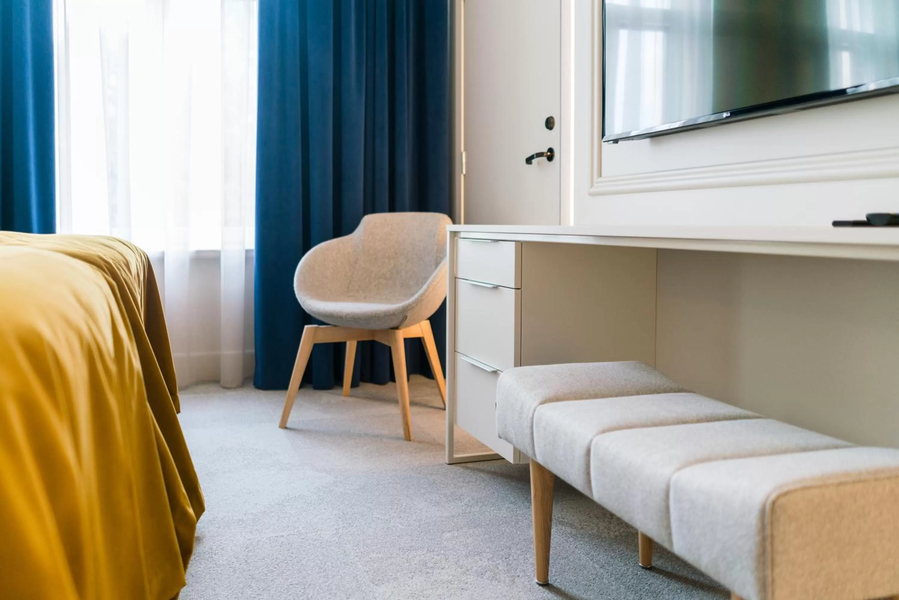 Living room, Bed in Park Hotel Viljandi