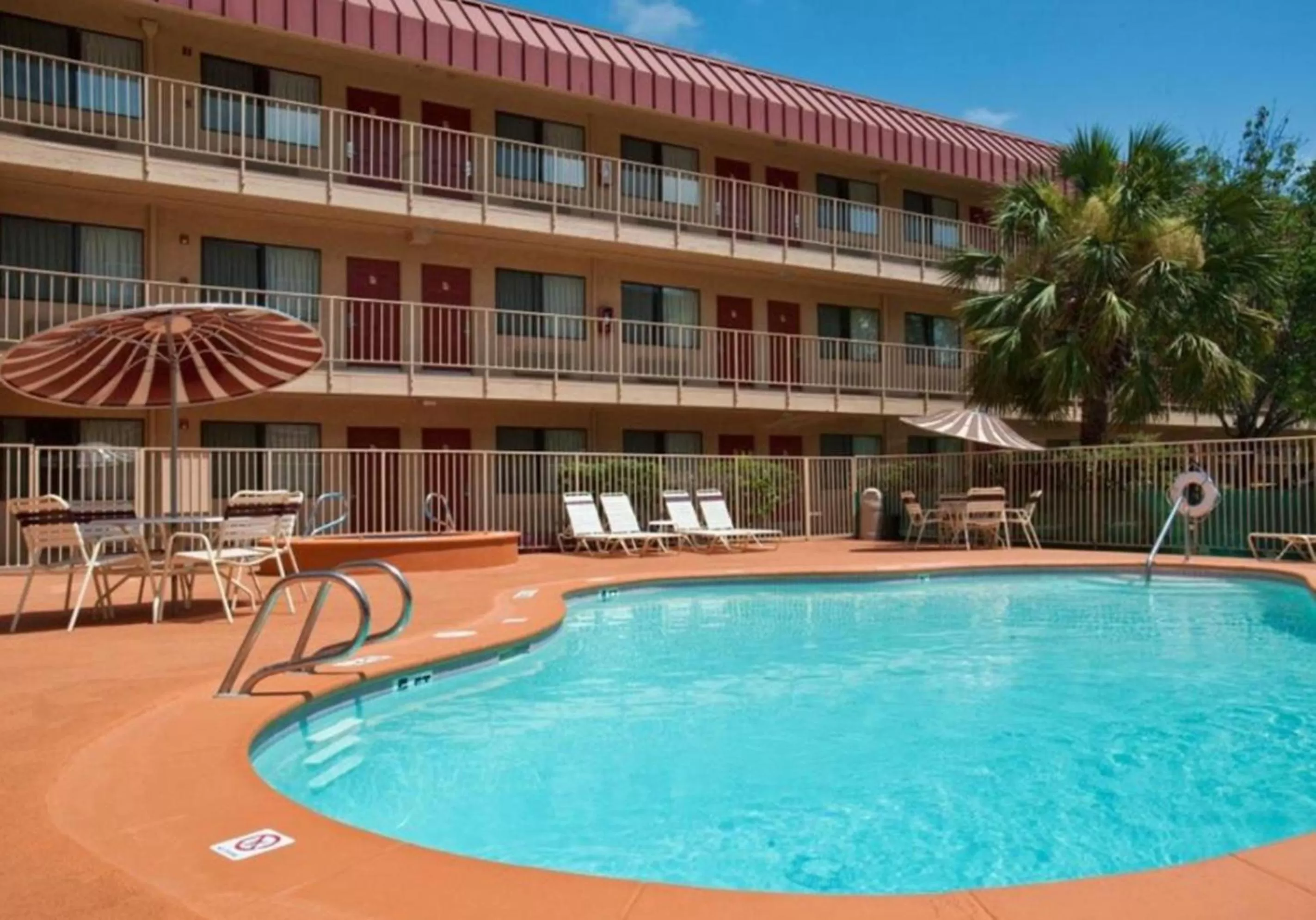 Swimming pool in Red Roof Inn Corpus Christi South