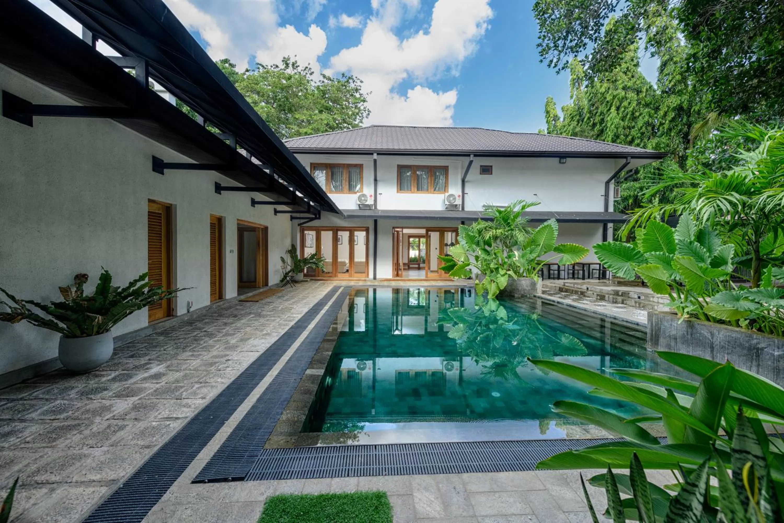 Swimming pool in Aryana Boutique Hotel