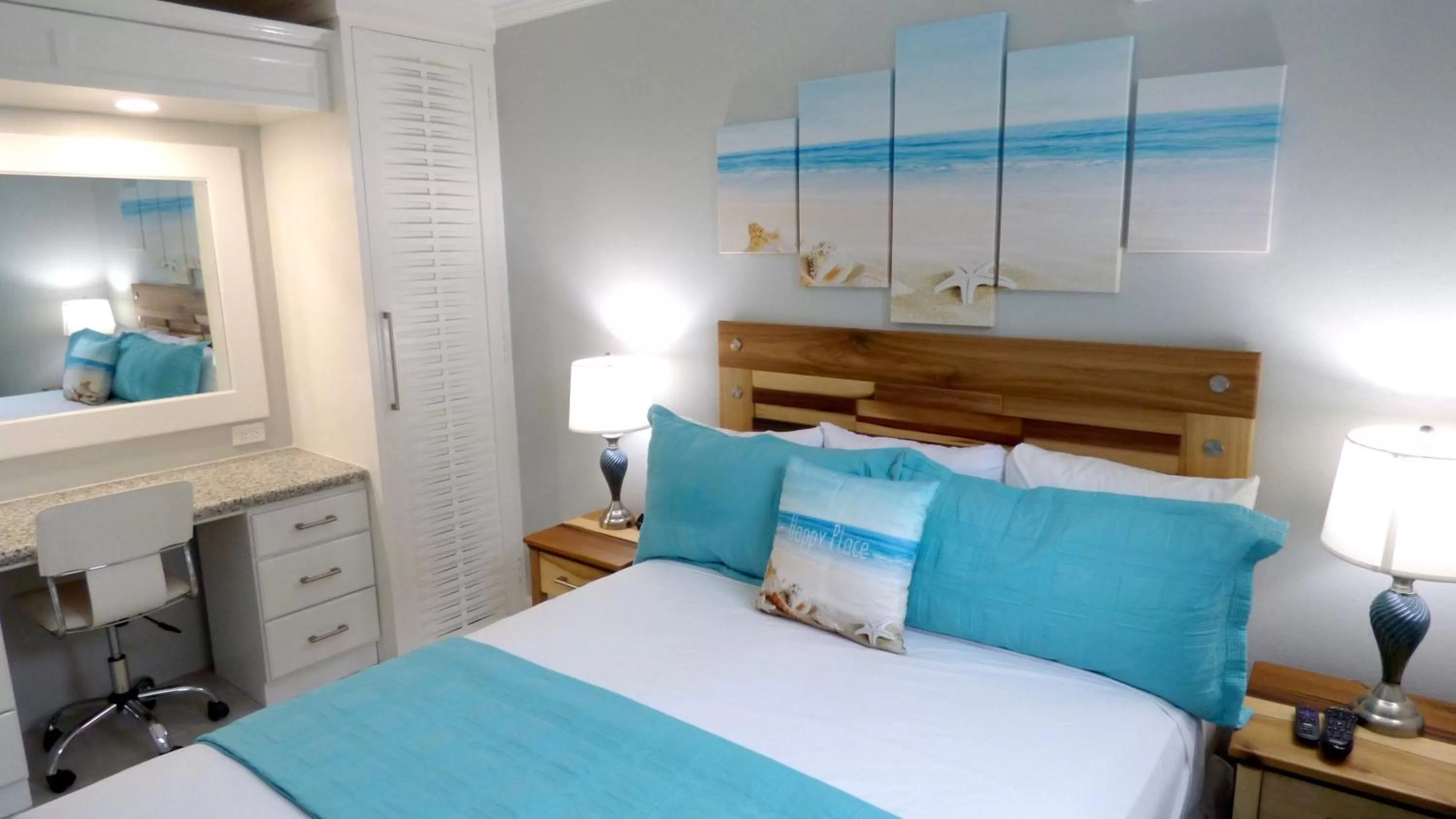 Decorative detail, Bed in Beach One Bedroom Suite A20
