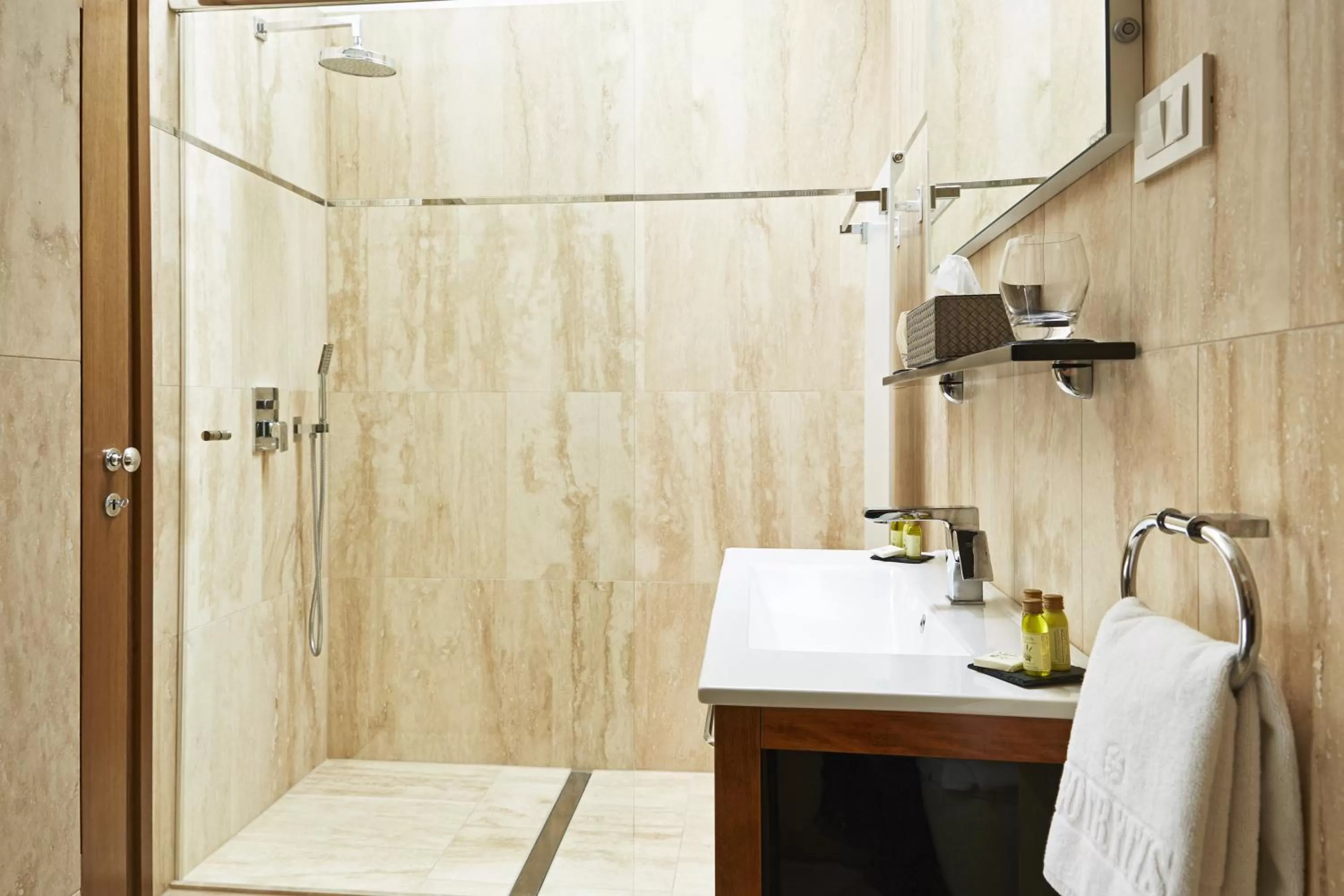 Bathroom in Botrytis Borhotel