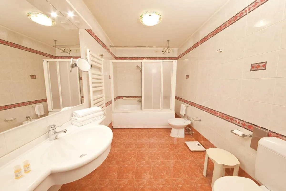 Shower in Hotel Excelsior