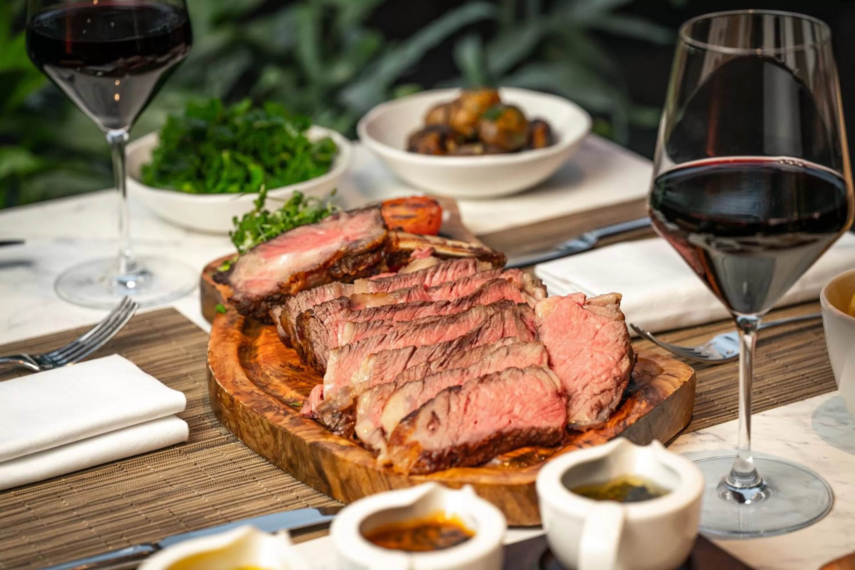 Restaurant/places to eat in Royal Garden Hotel