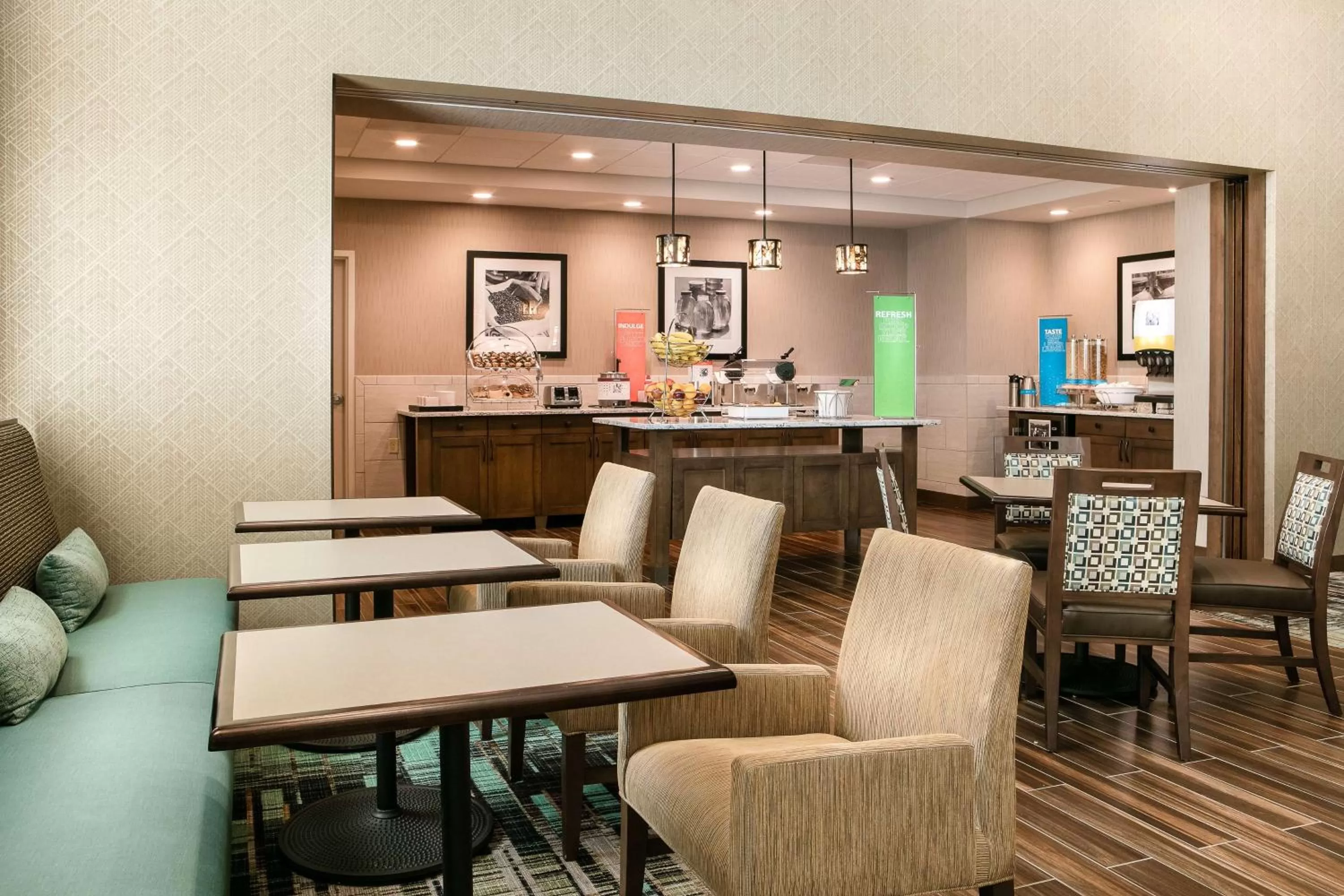 Restaurant/places to eat in Hampton Inn & Suites Mason City, IA