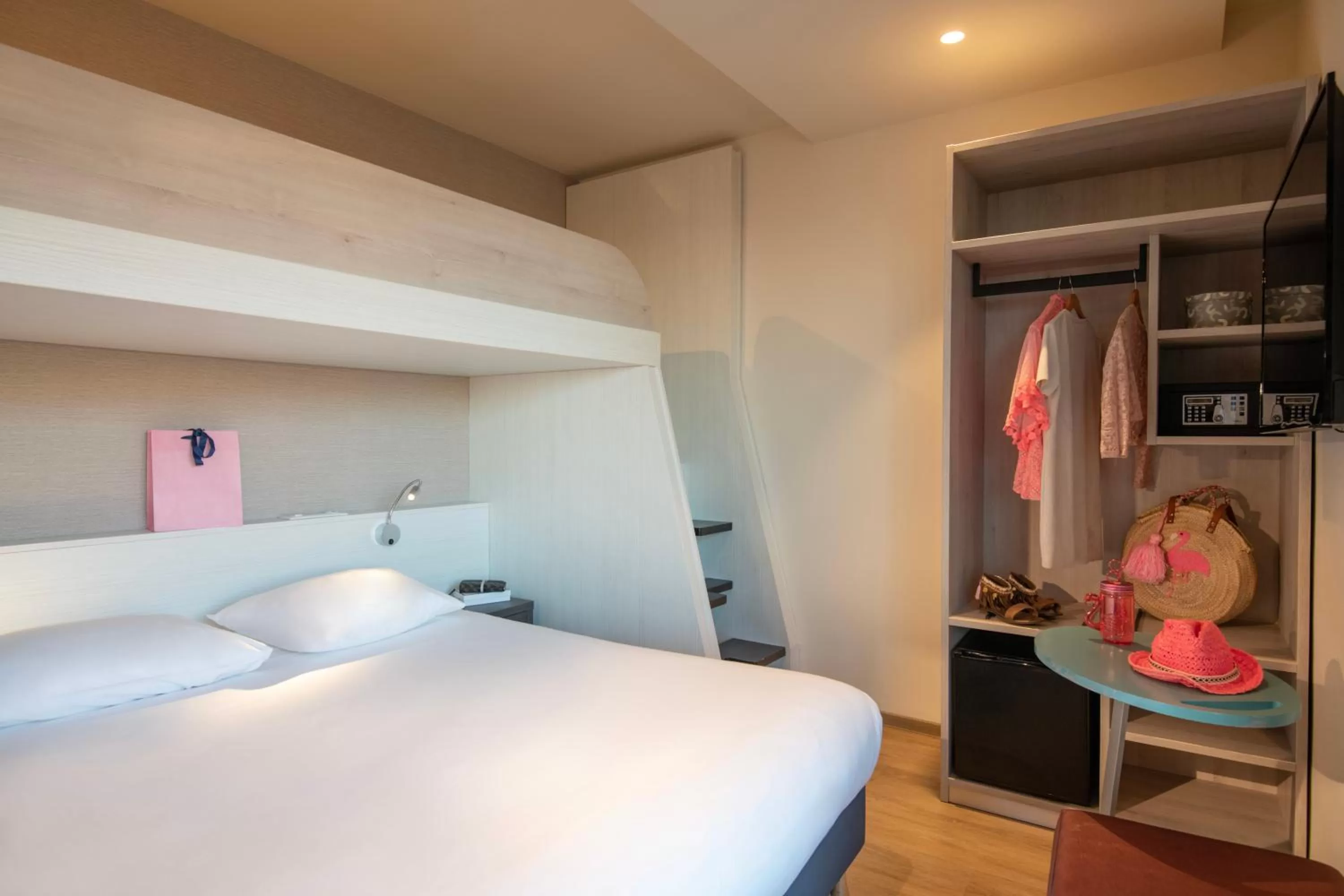 Family, Bed in ibis Styles Beaulieu sur Mer