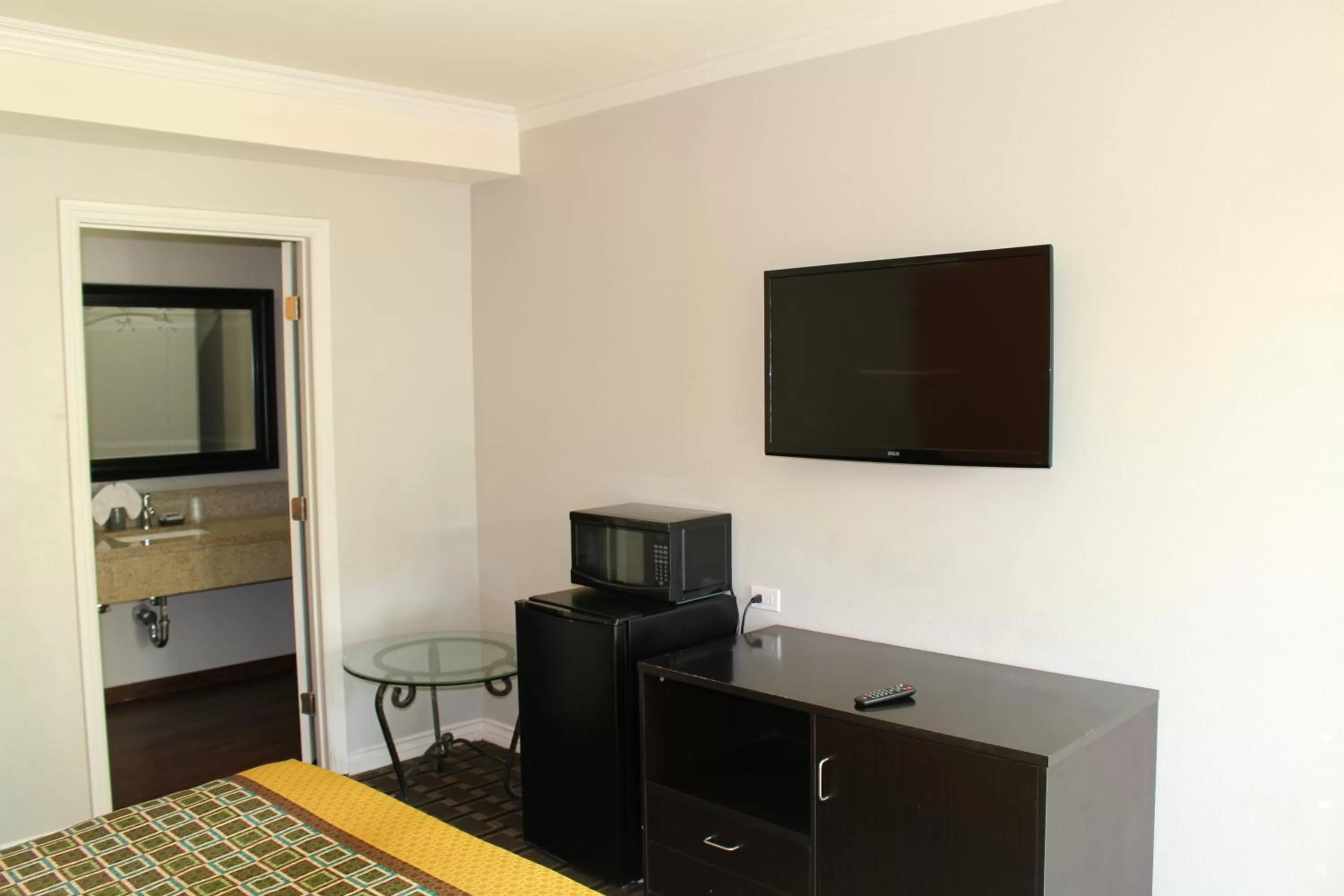 Communal lounge/ TV room, Bed in LYFE INN & SUITES by AGA - LAX Airport