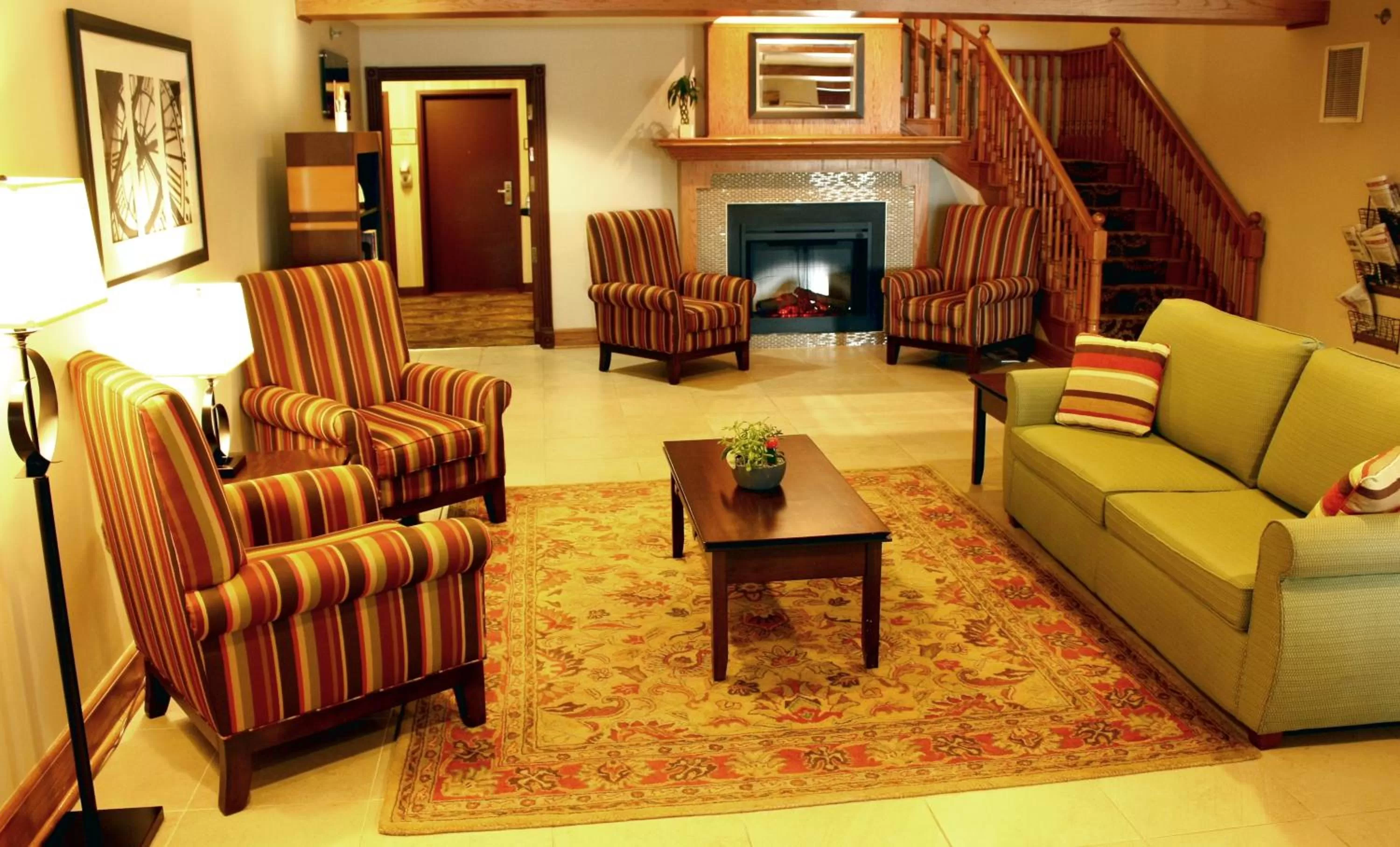 Communal lounge/ TV room in Country Inn & Suites by Radisson, Winnipeg, MB