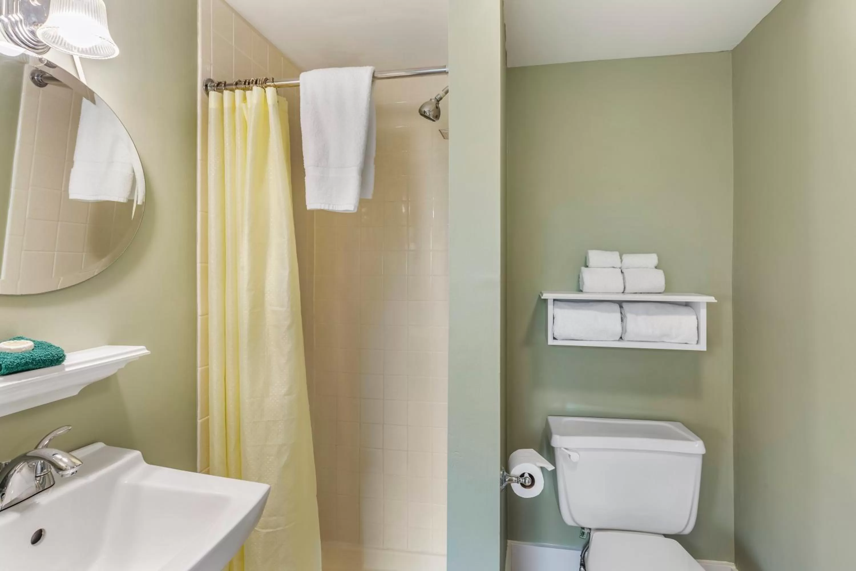 Bathroom in Essex Street Inn & Suites, an Ascend Collection Hotel