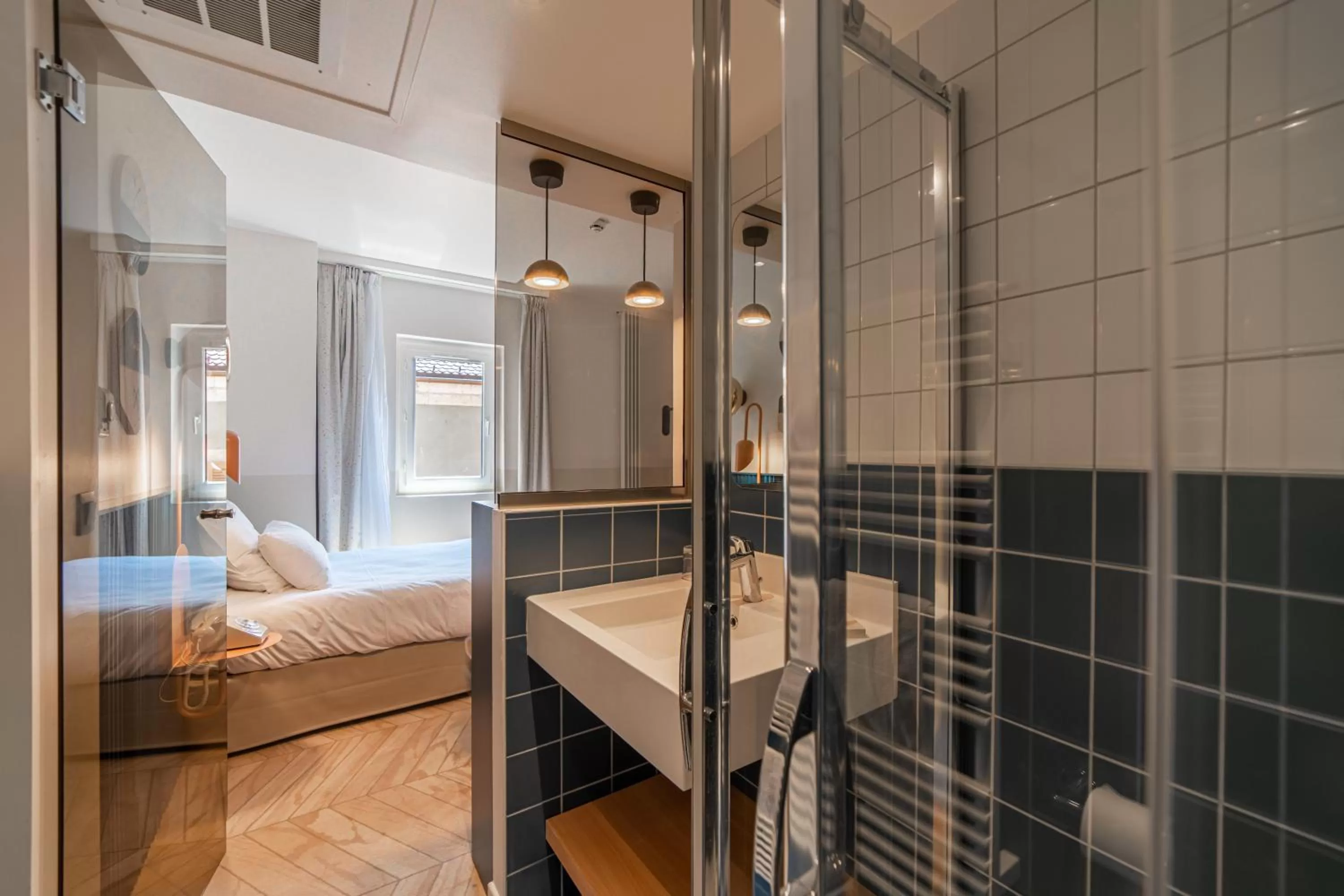 Shower, Bed in Hôtel du Palais de l'Isle