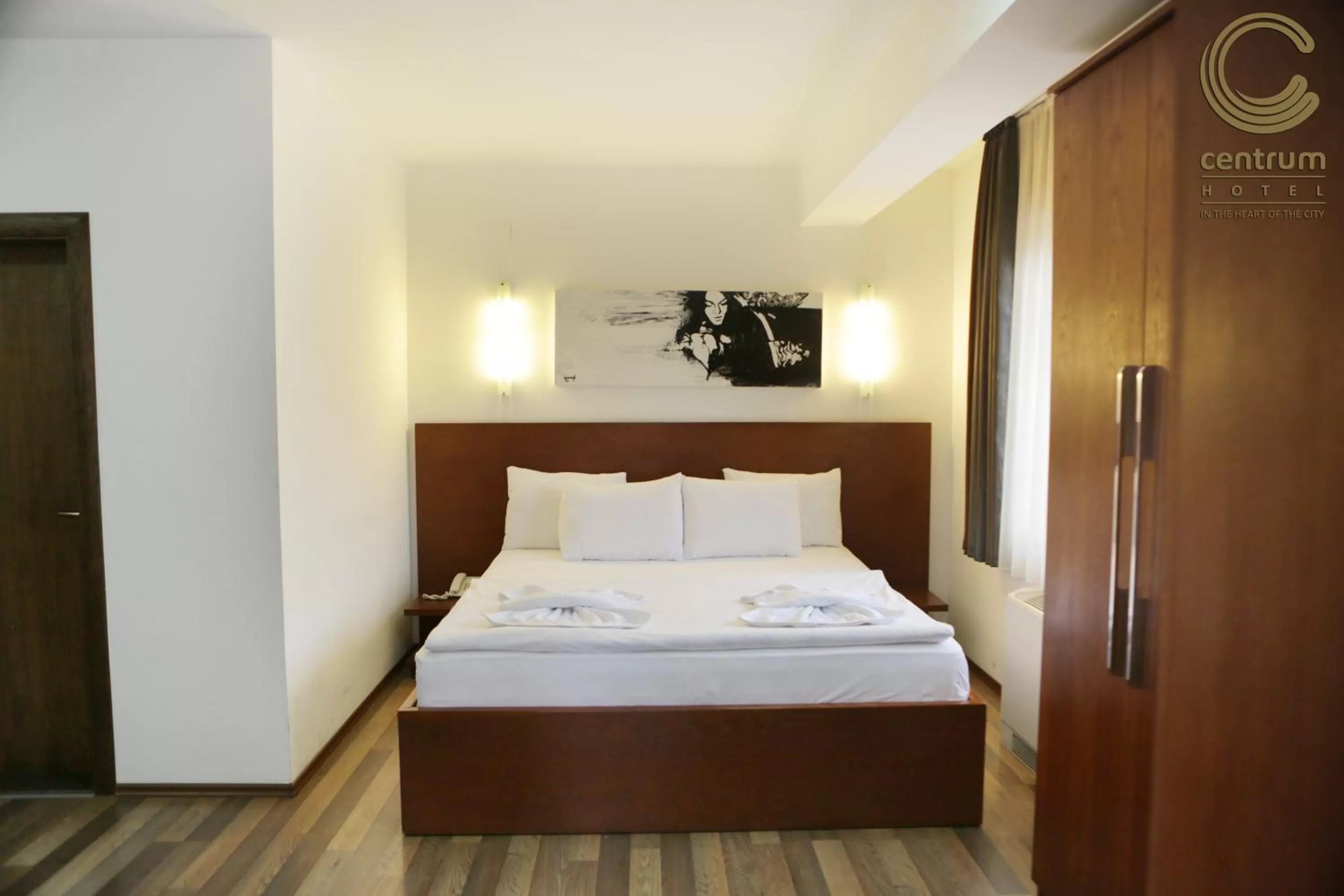 Shower, Bed in Hotel Centrum Prizren