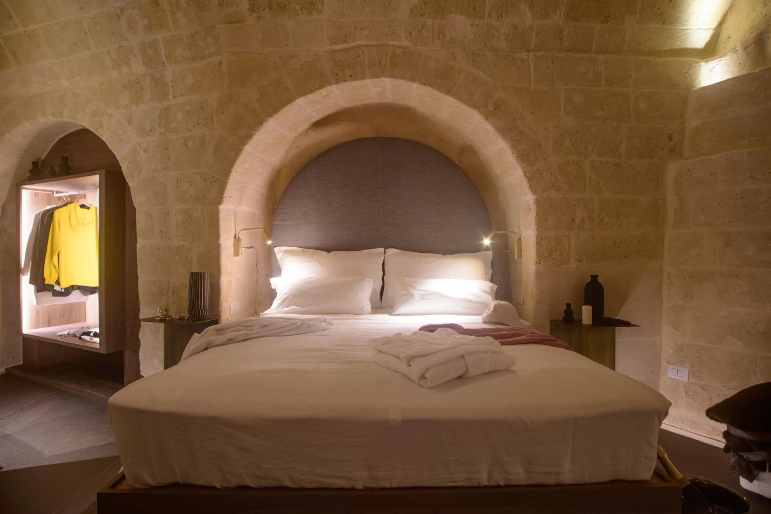 Bed in Le Malve Cave Retreat