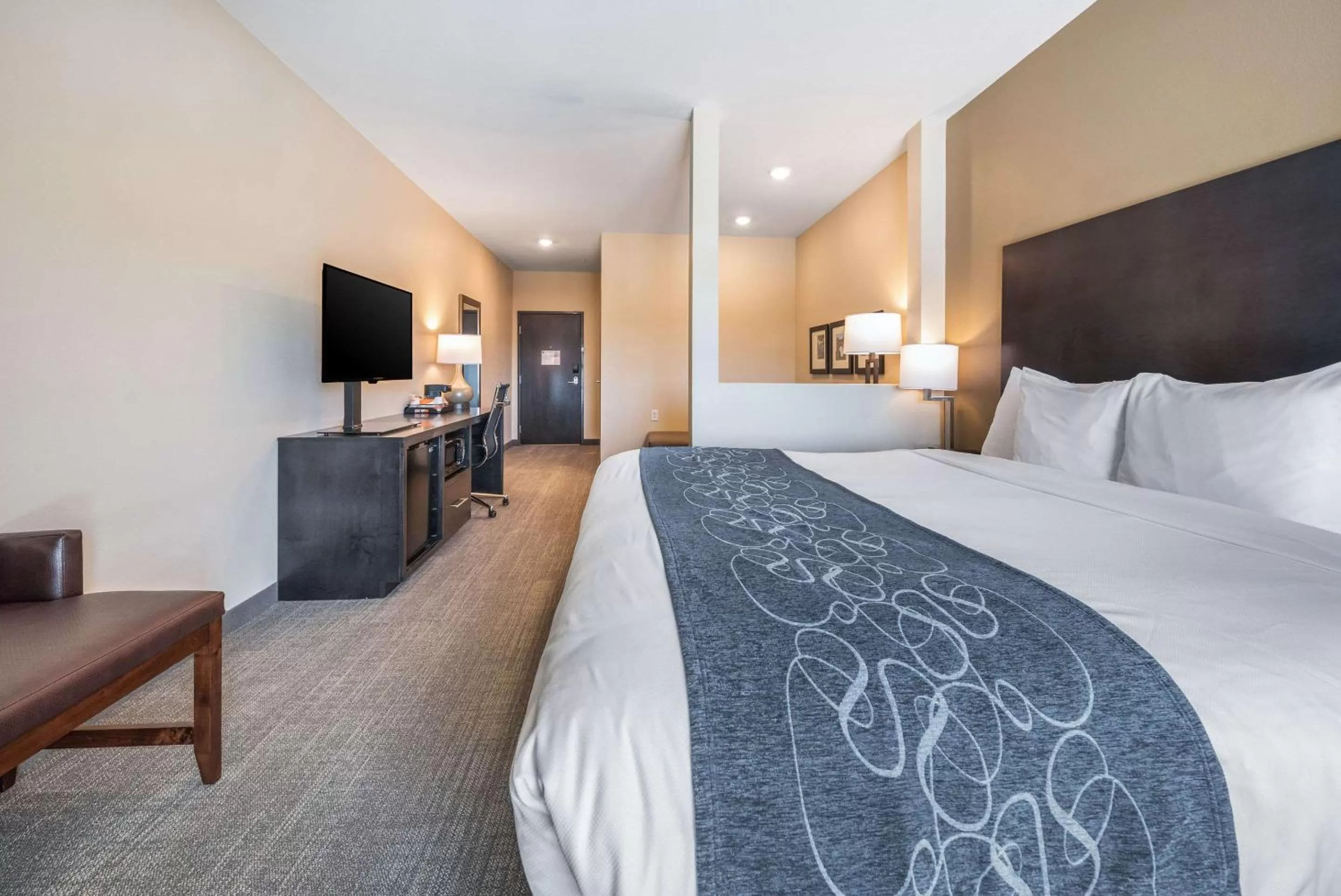 Photo of the whole room, Bed in Comfort Suites Marysville Columbus - Northwest