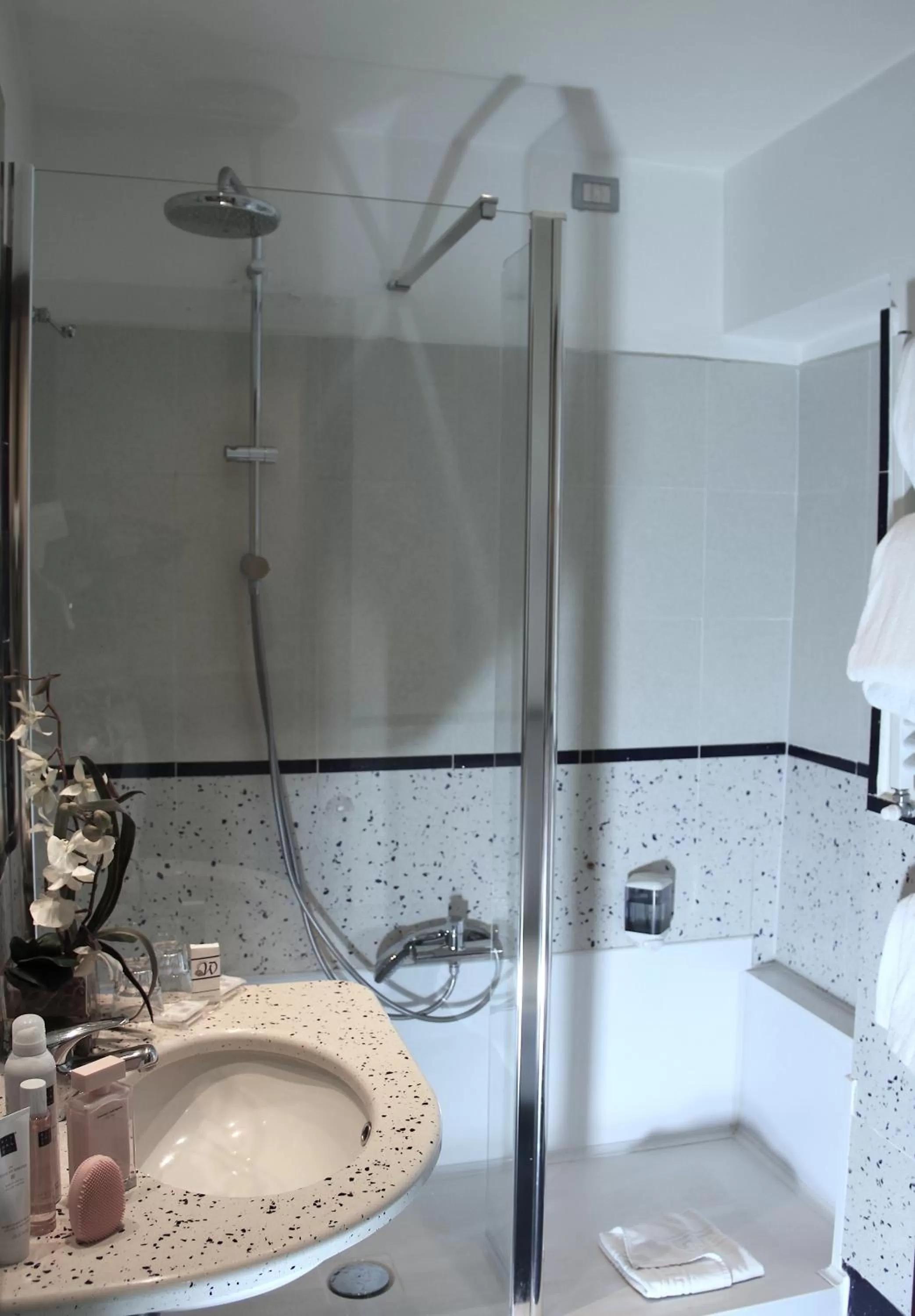 Shower in Hotel Windrose