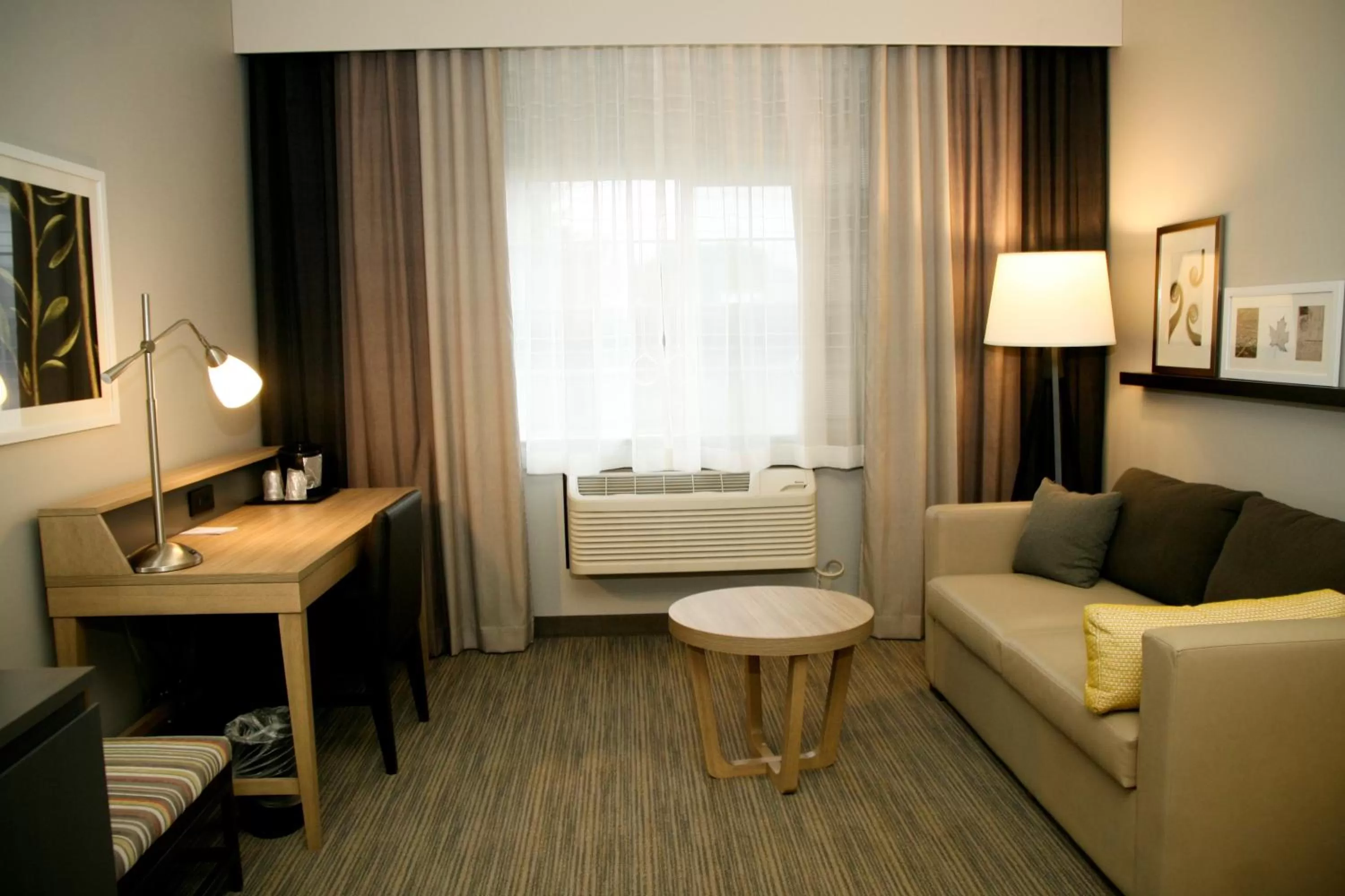 Living room in Country Inn & Suites by Radisson, Prineville, OR