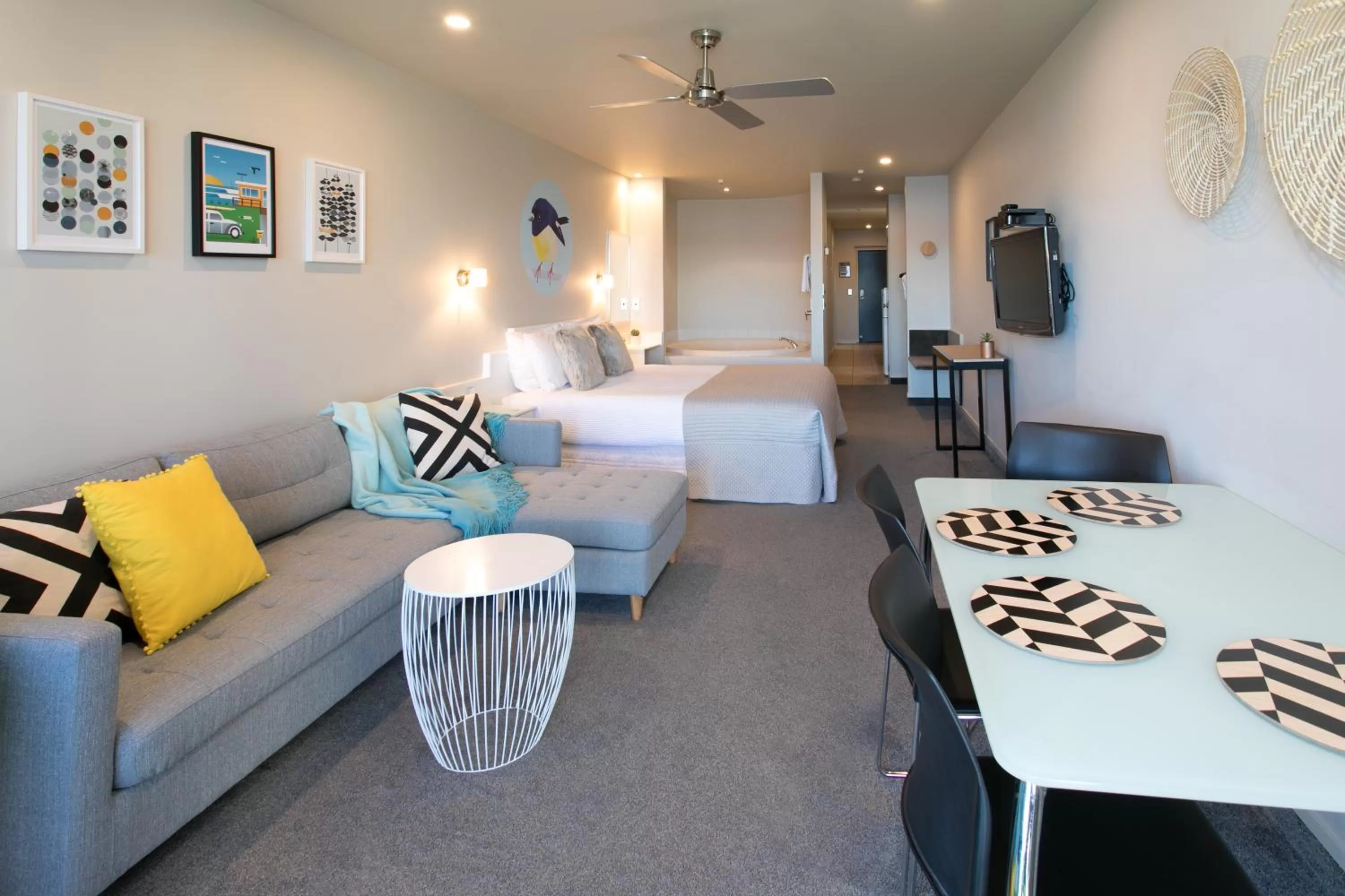 Photo of the whole room, Bed in Boulevard Waters