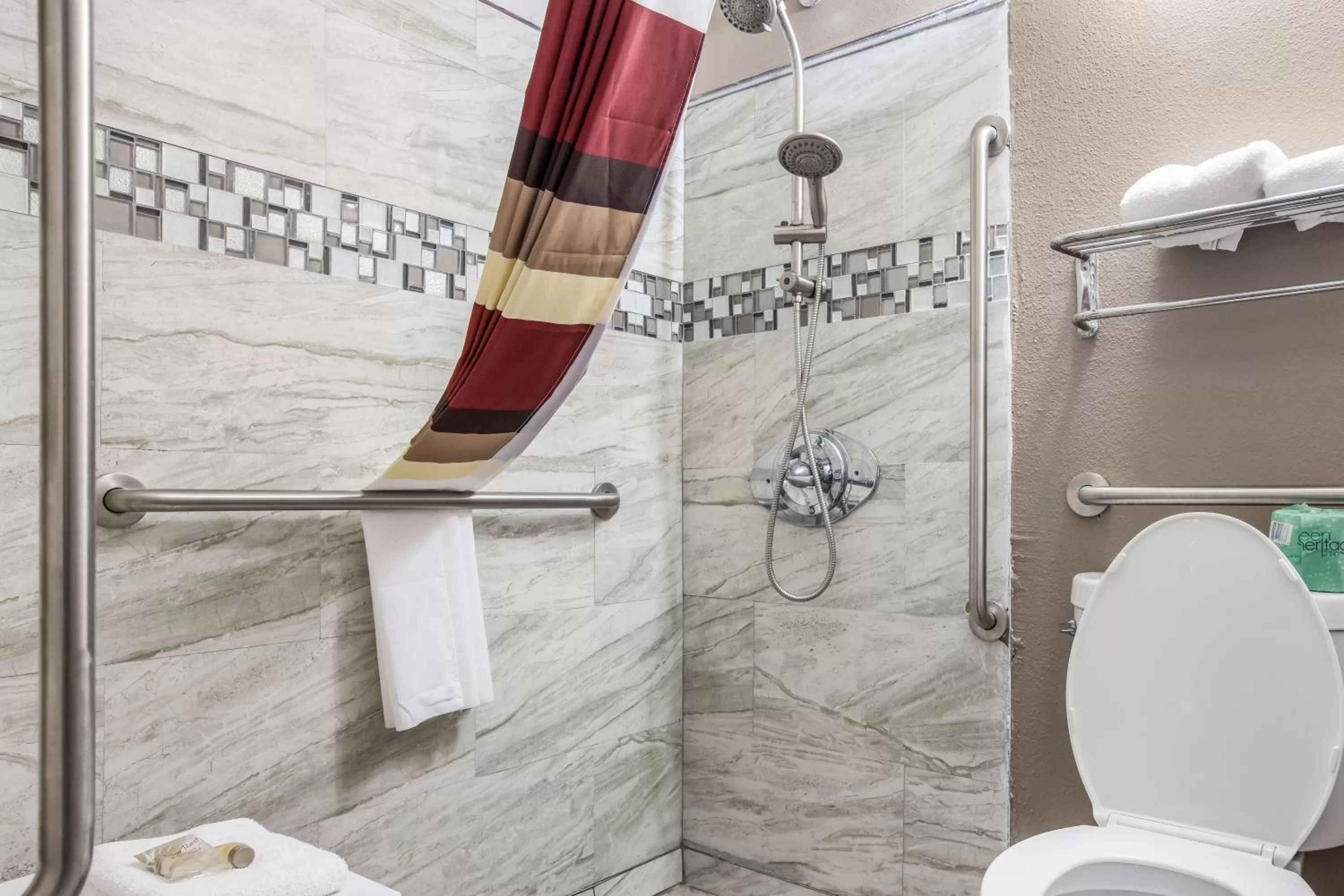 Bathroom in Red Roof Inn Savannah - Richmond Hill I-95