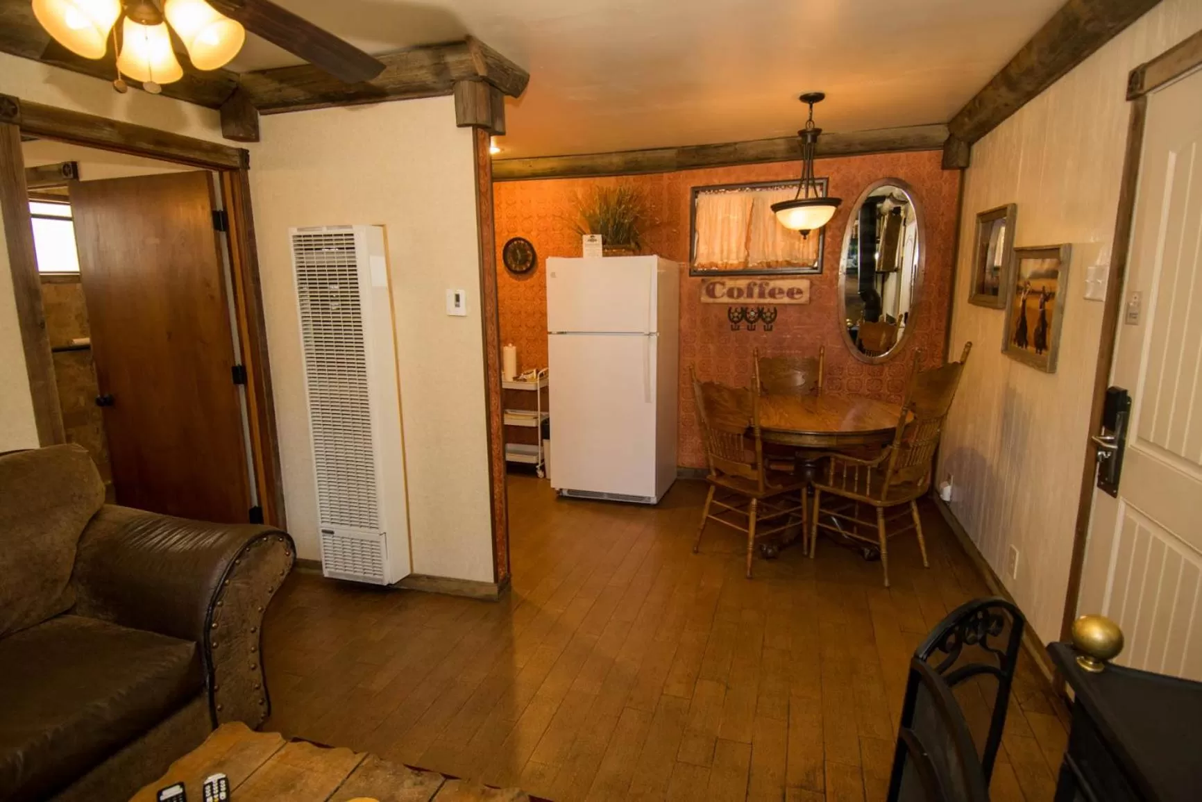 Dining Area in Hillcrest Suites & Cabins