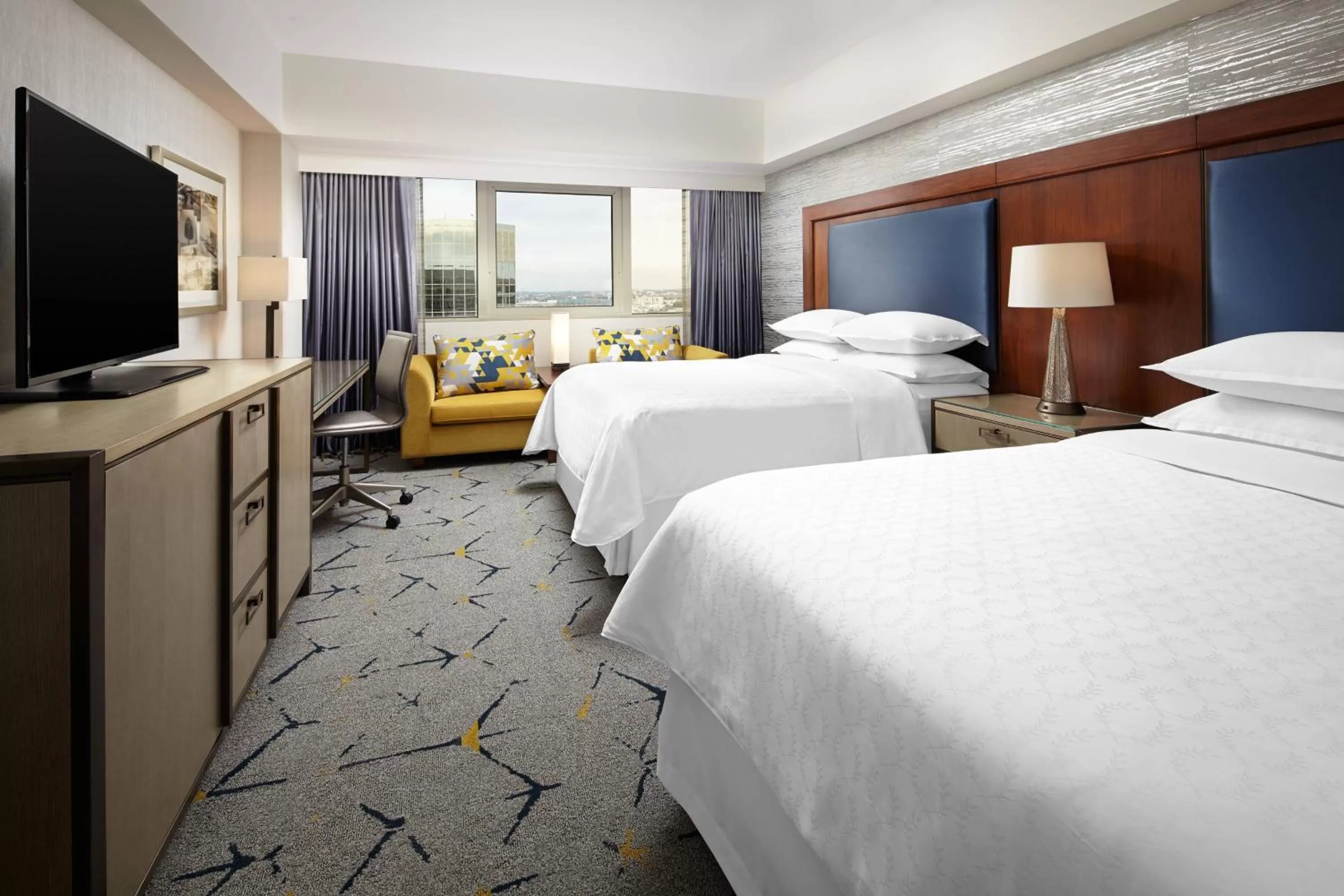 Photo of the whole room, Bed in Sheraton Gateway Los Angeles Hotel