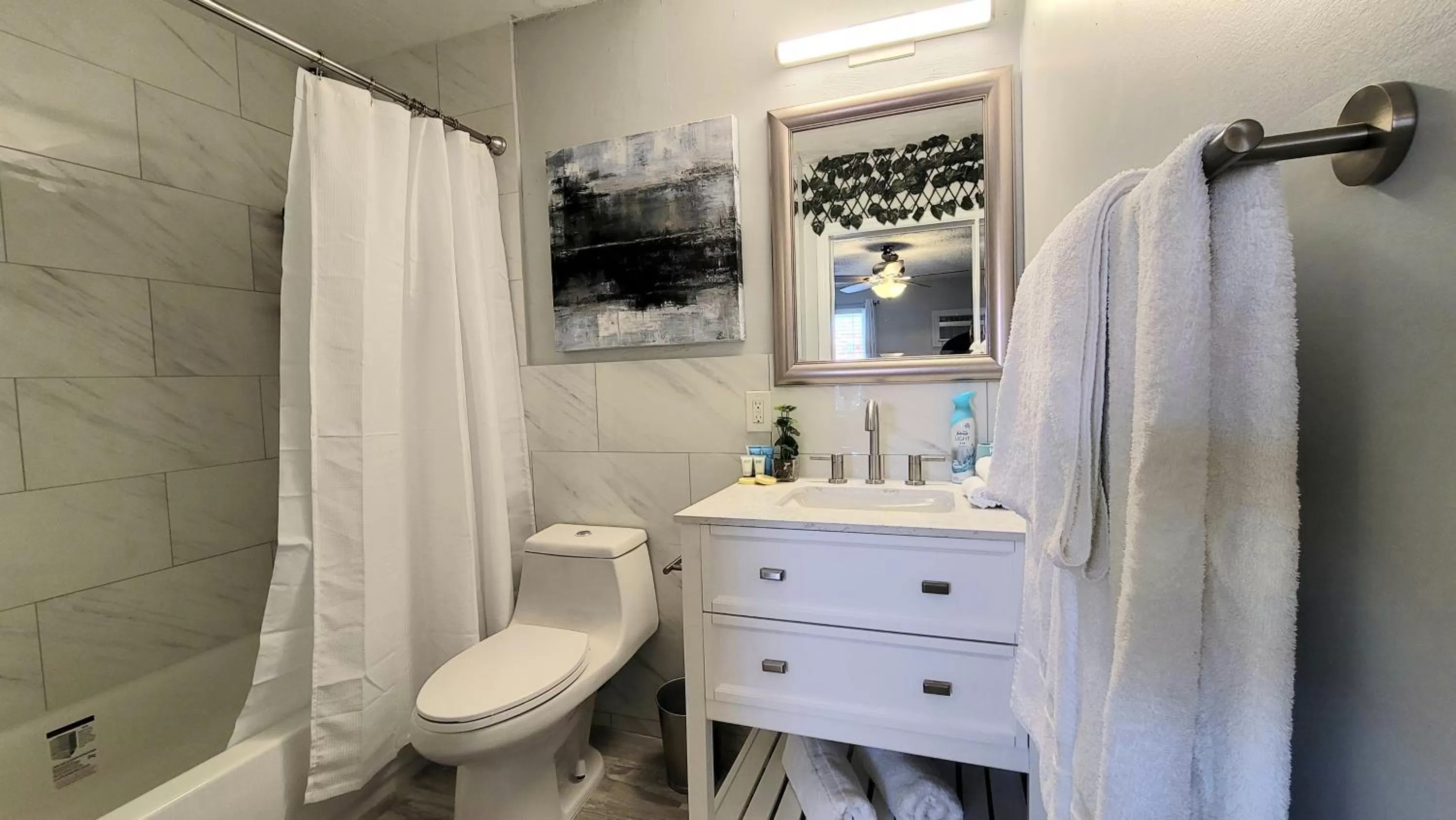 Bathroom in Barefoot mailman motel