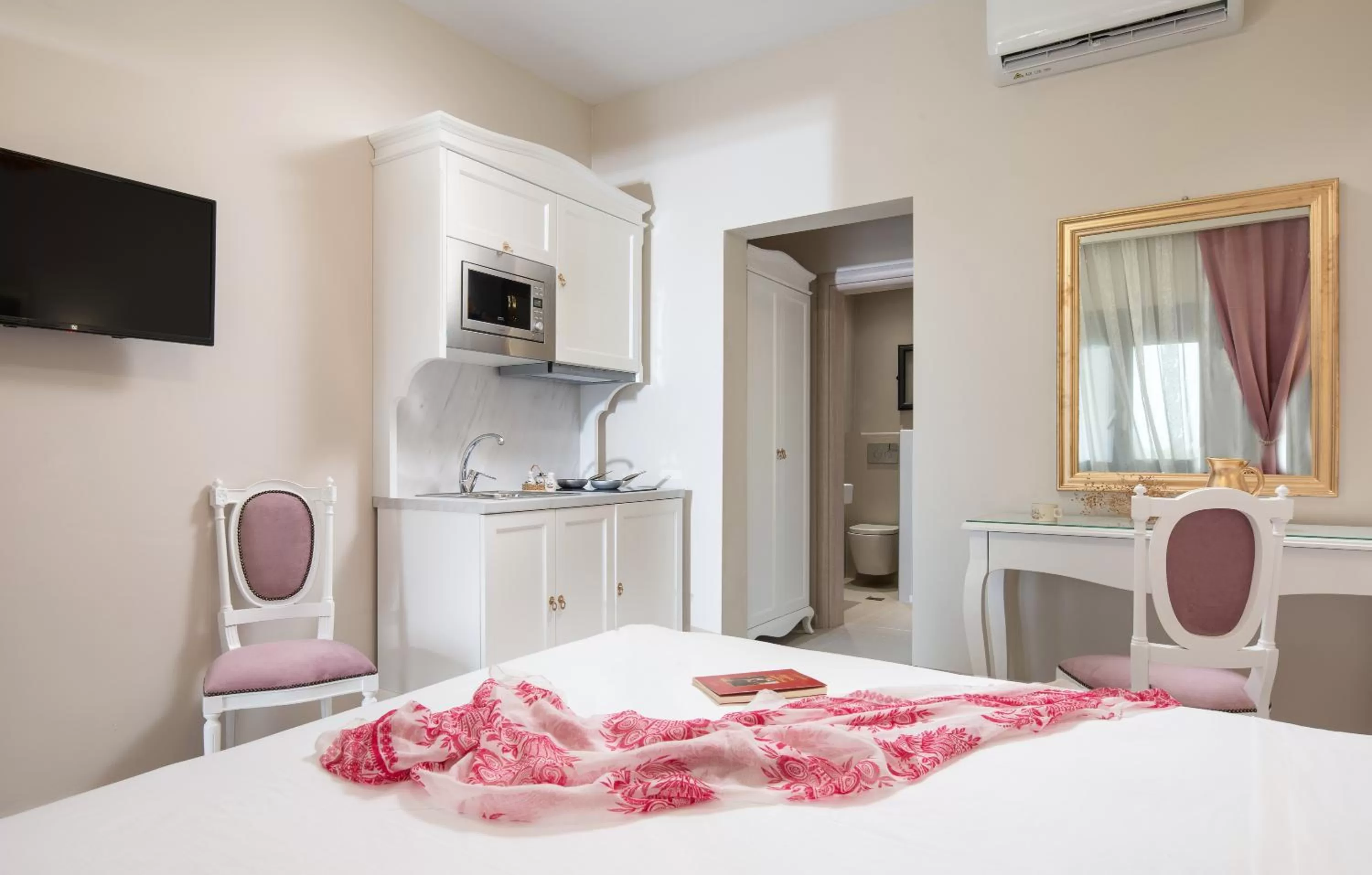 Photo of the whole room, Bed in Light Blue Hotel